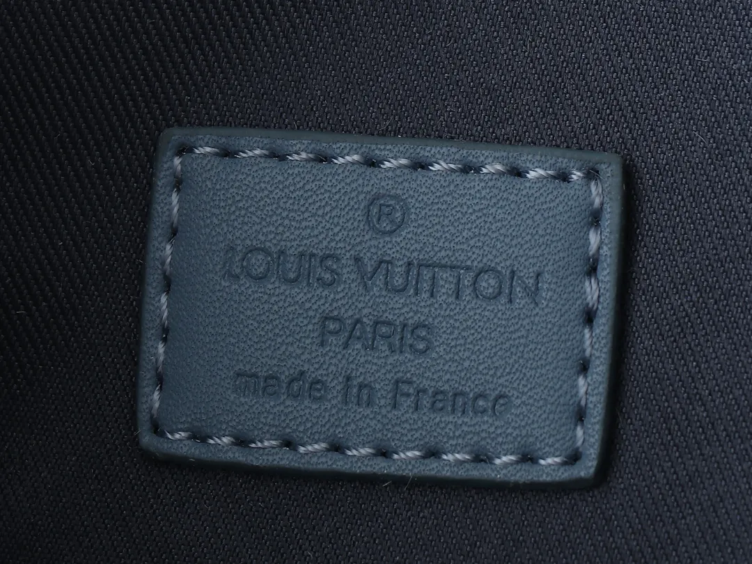 💰240💰Upgraded from the original M22762 denim blue embossed version, this Keepall Bandoulière 25 handbag displays the vintage texture of Monogram Washed Demin canvas. The Monogram pattern is outlined with embossing and hand-painting techniques, as if it were a faded denim that has been baptized by time. It is paired with a retro-style nameplate and a detachable and adjustable shoulder strap. Dimensions: 25 x 15 x 11 cm