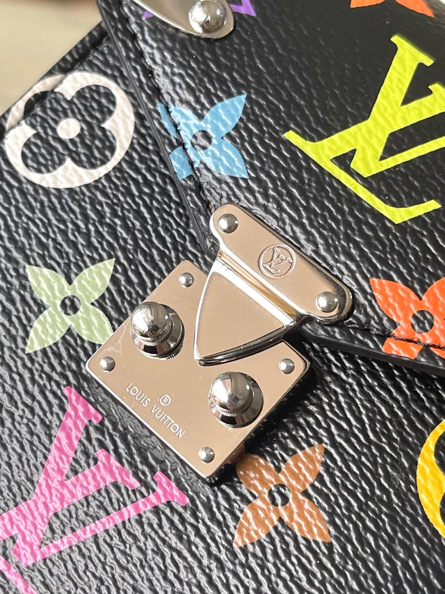 💰880 Top original order M14098 This Metis mobile phone bag is from the Louis Vuitton × Murakami reissue series. It uses colorful Monogram coated canvas to show its lively personality. The flip cover is equipped with rivet corners and S-lock clasp, which pays tribute to the brand's traditional hard case design and can easily store mobile phones and keys. The detachable chain allows for multiple carrying methods. 17.5×4×10.4 cm