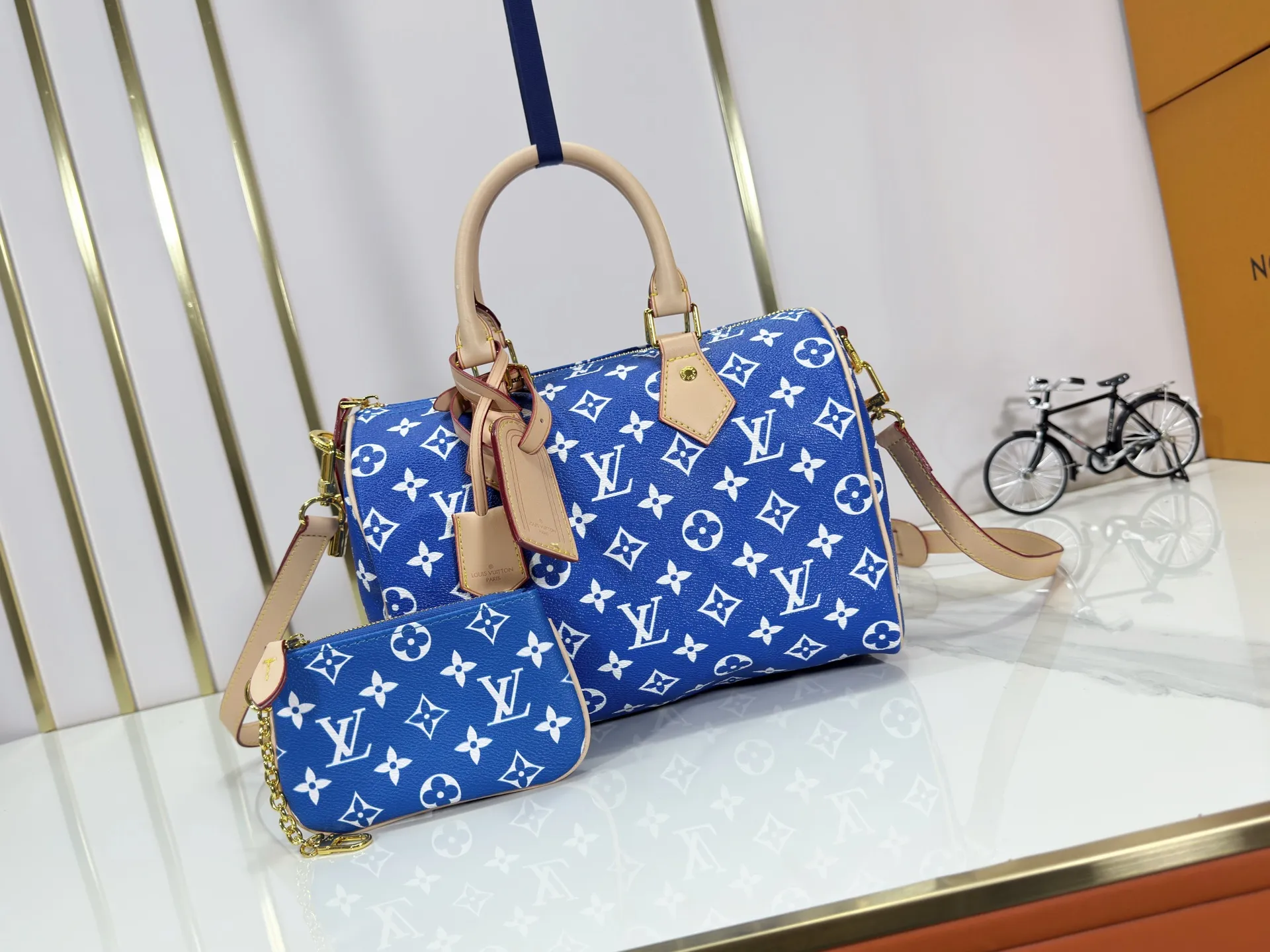 P280 Upgraded original M24426 M24425 M24424 M24423 M24443 M This Speedy Bandoulière 25 Monogram Leather handbag is made of soft cow leather and uses Monogram pattern to reproduce the elegant look and feel of canvas printing. Dazzling metal hardware, sheepskin lining and nameplate all reflect Creative Director Pharrell Williams' relentless attention to detail. Dimensions: 25.0 x 15.0 x 15.0 cm (length x height x width)