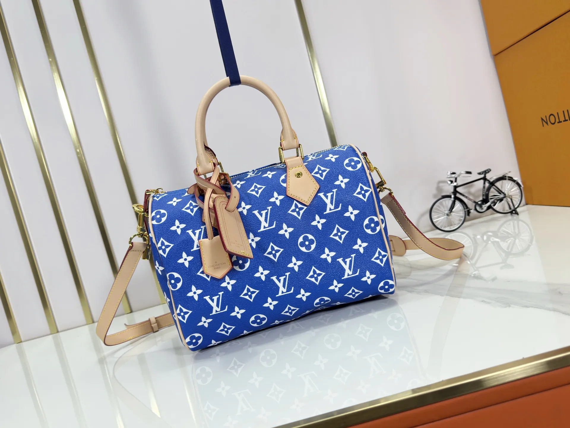 P280 Upgraded original M24426 M24425 M24424 M24423 M24443 M This Speedy Bandoulière 25 Monogram Leather handbag is made of soft cow leather and uses Monogram pattern to reproduce the elegant look and feel of canvas printing. Dazzling metal hardware, sheepskin lining and nameplate all reflect Creative Director Pharrell Williams' relentless attention to detail. Dimensions: 25.0 x 15.0 x 15.0 cm (length x height x width)