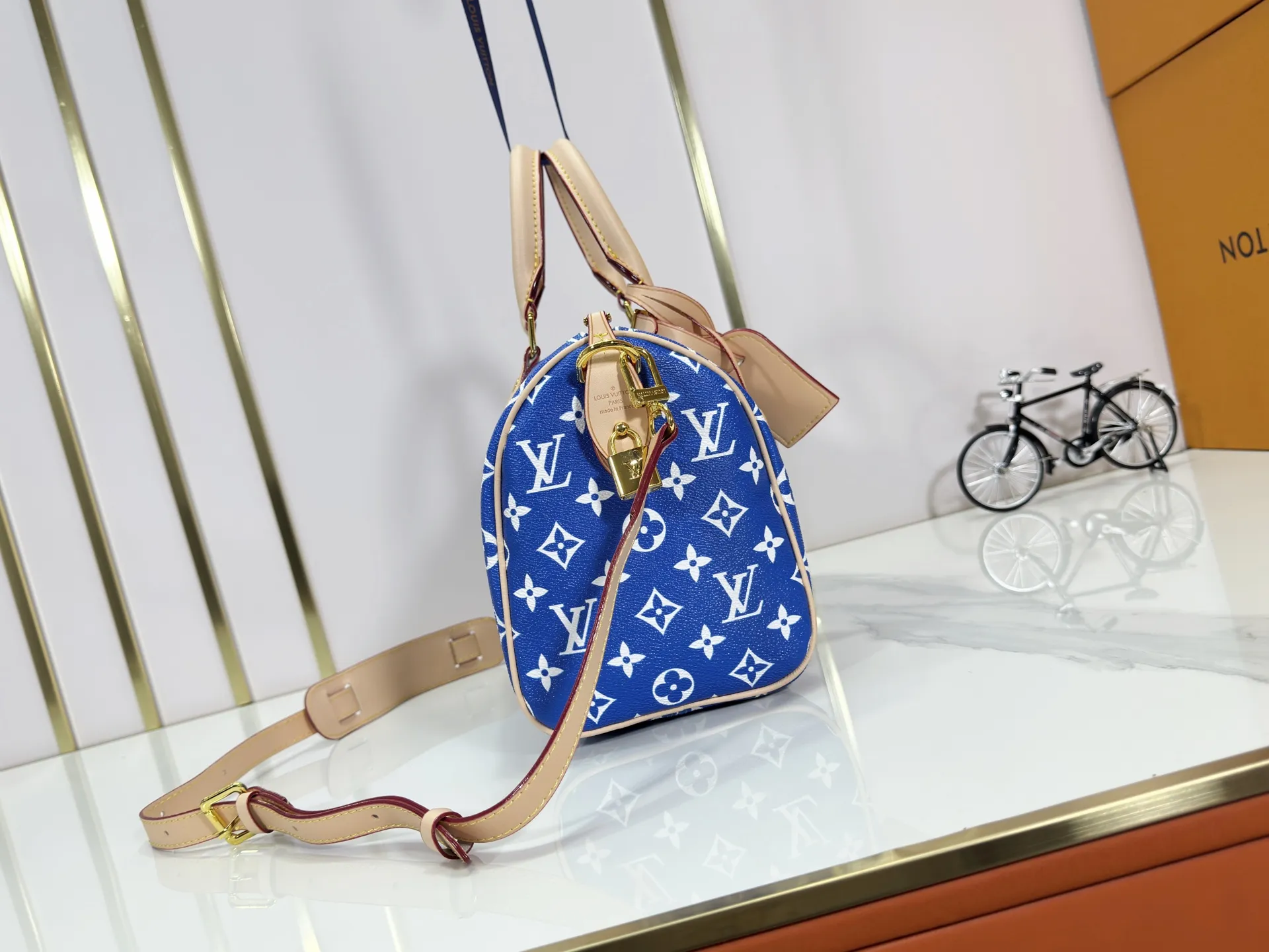 P280 Upgraded original M24426 M24425 M24424 M24423 M24443 M This Speedy Bandoulière 25 Monogram Leather handbag is made of soft cow leather and uses Monogram pattern to reproduce the elegant look and feel of canvas printing. Dazzling metal hardware, sheepskin lining and nameplate all reflect Creative Director Pharrell Williams' relentless attention to detail. Dimensions: 25.0 x 15.0 x 15.0 cm (length x height x width)