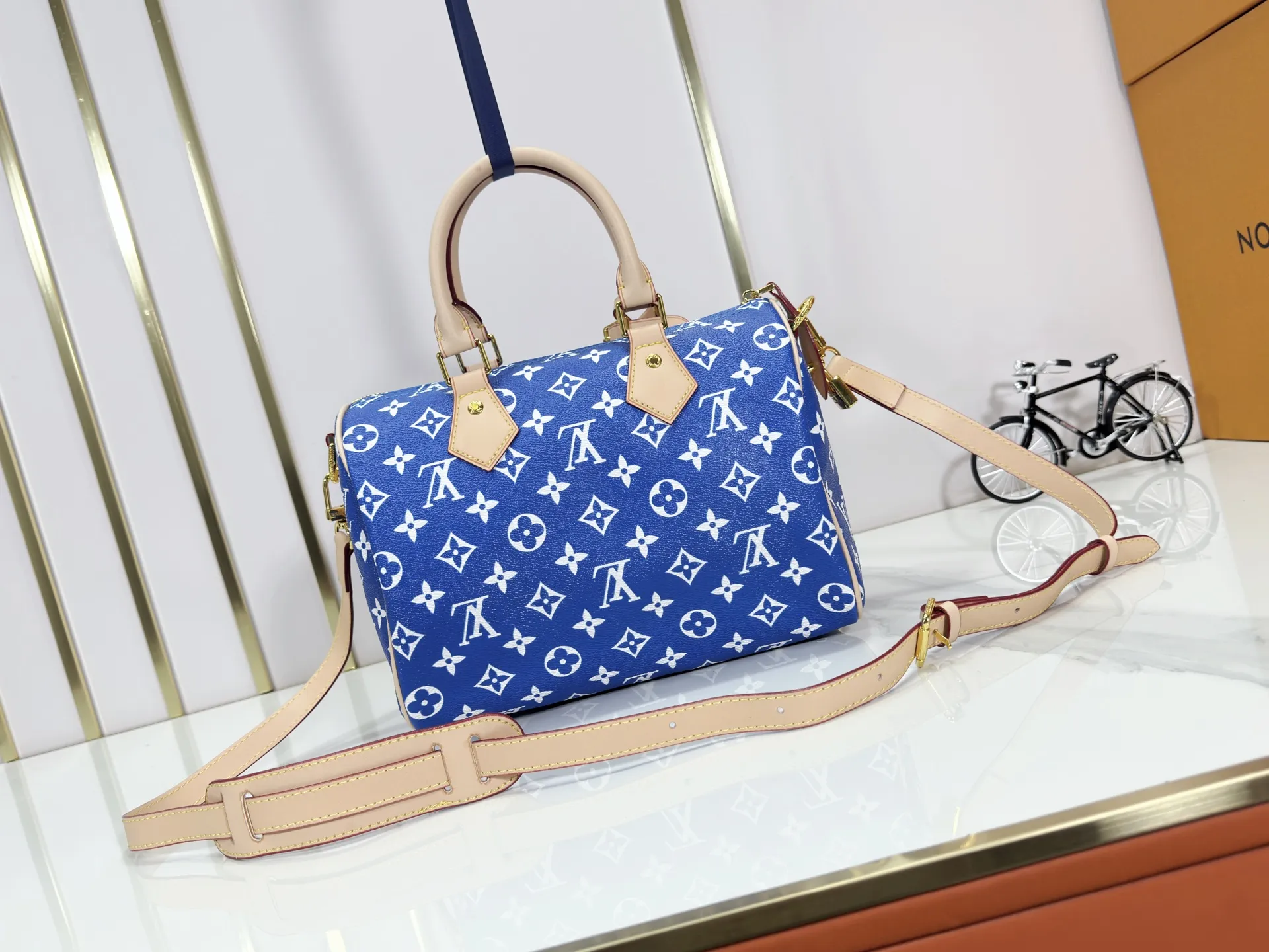 P280 Upgraded original M24426 M24425 M24424 M24423 M24443 M This Speedy Bandoulière 25 Monogram Leather handbag is made of soft cow leather and uses Monogram pattern to reproduce the elegant look and feel of canvas printing. Dazzling metal hardware, sheepskin lining and nameplate all reflect Creative Director Pharrell Williams' relentless attention to detail. Dimensions: 25.0 x 15.0 x 15.0 cm (length x height x width)