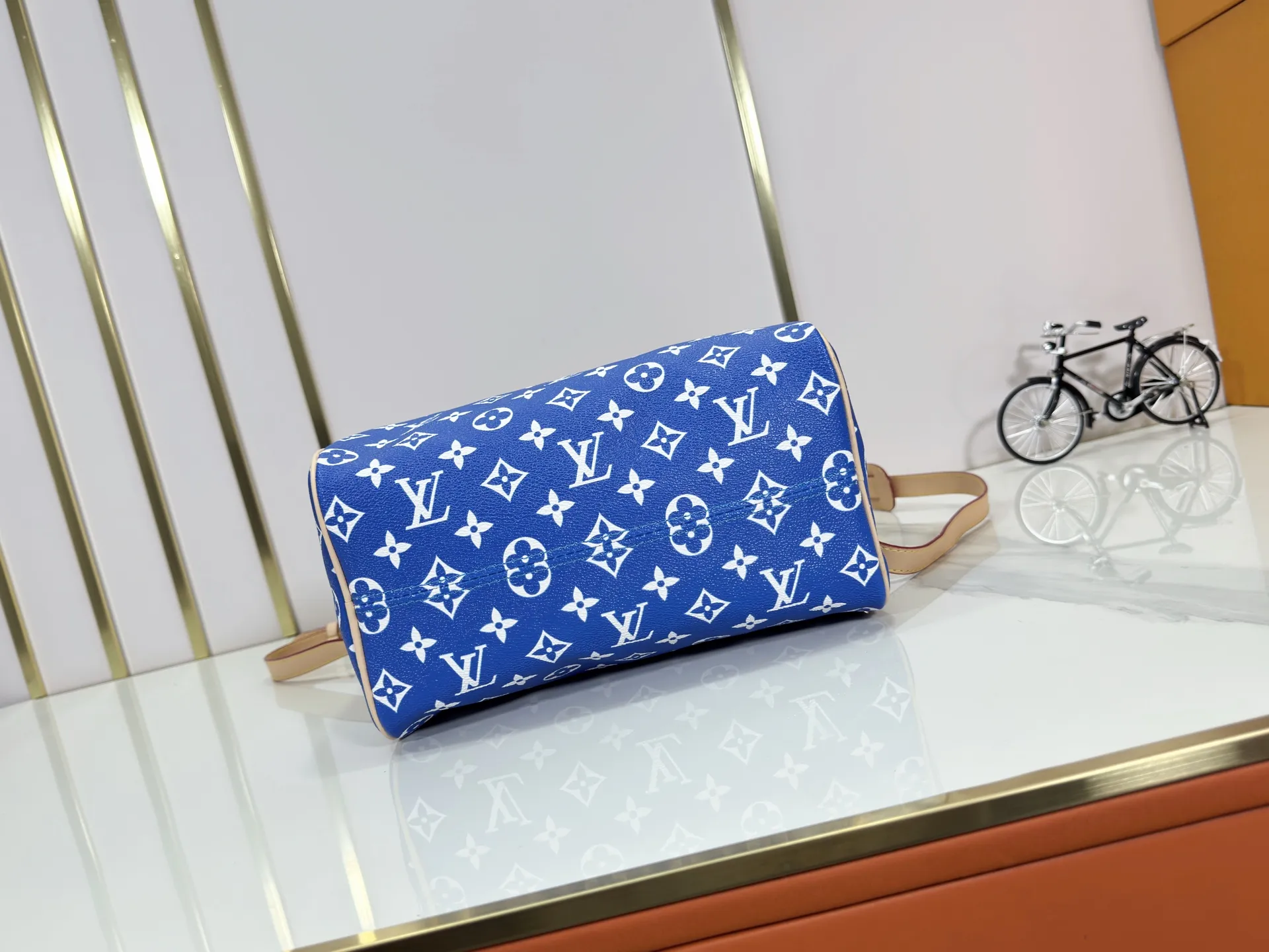 P280 Upgraded original M24426 M24425 M24424 M24423 M24443 M This Speedy Bandoulière 25 Monogram Leather handbag is made of soft cow leather and uses Monogram pattern to reproduce the elegant look and feel of canvas printing. Dazzling metal hardware, sheepskin lining and nameplate all reflect Creative Director Pharrell Williams' relentless attention to detail. Dimensions: 25.0 x 15.0 x 15.0 cm (length x height x width)