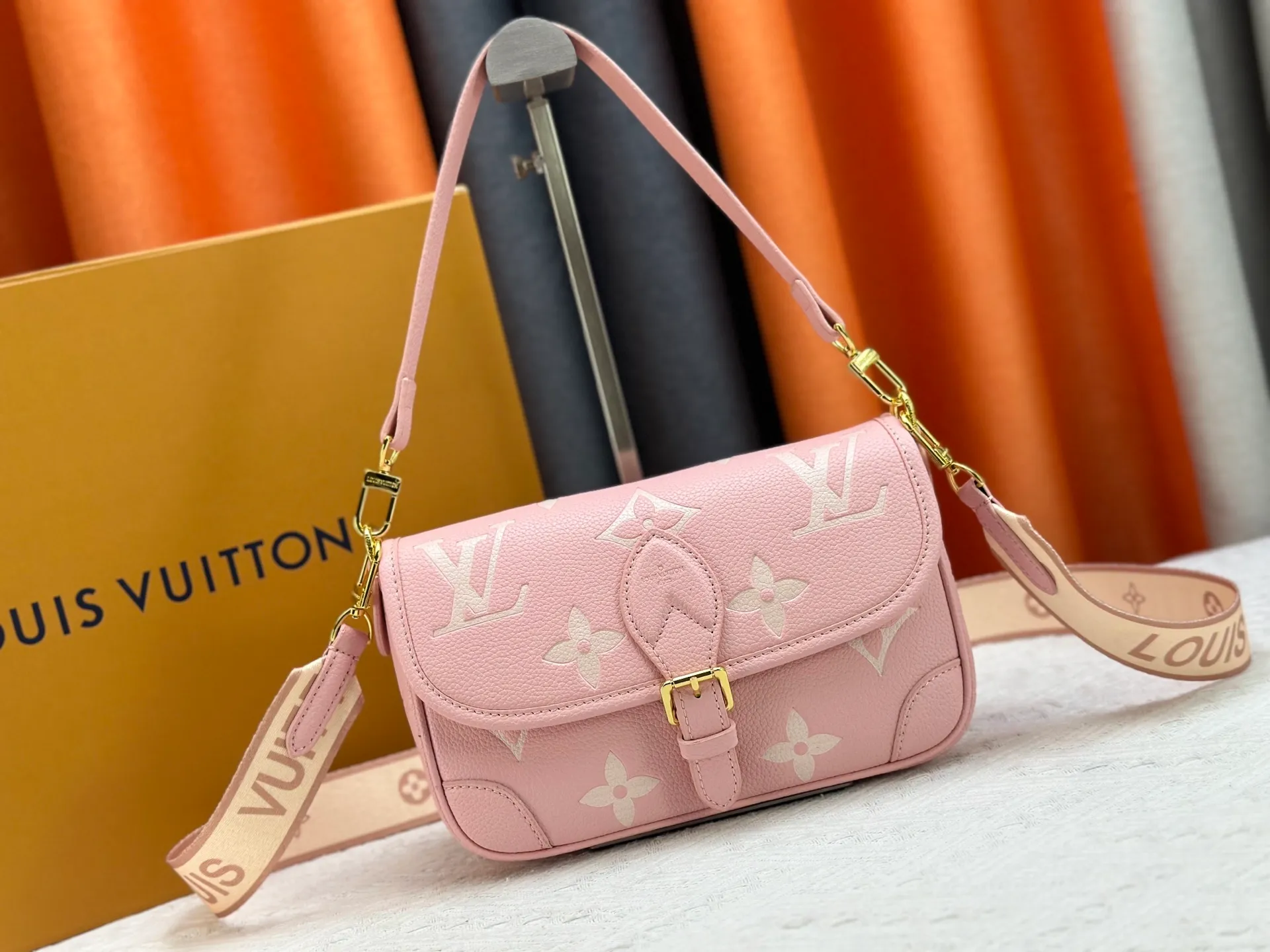 P240 Upgraded original M14214 M46583 M46584 M46386 M46388 M45985 Full leather baguette series New Diane handbag Diane satchel is made of Monogram Empreinte, made of the brand's iconic embossed leather. This versatile bag comes with a removable leather shoulder strap that can be worn on the shoulder or by hand, as well as a wide removable full leather crossbody bag with 'Louis Vuitton' printed strap. This versatile bag can be styled in chic or sporty fashion to match the overall style or mood. Dimensions: 25.0 × 9.0 × 15.0 cm