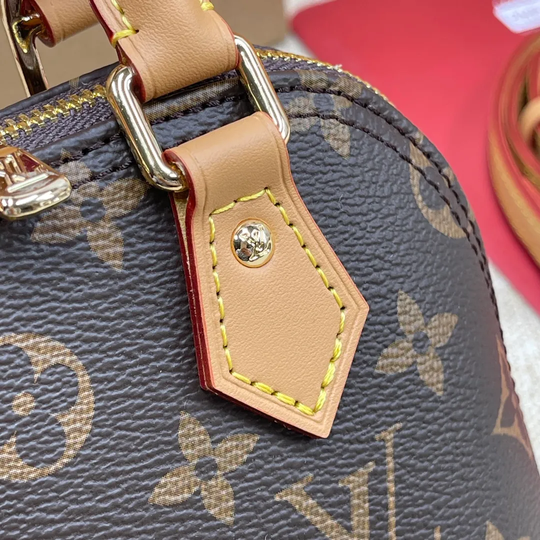 [Upgraded version] P480💰Upgraded version with complete packaging💖Model 82717 LV|June’s new Nano shell bag nano alma Oh my god, the little shell everyone has been waiting for is finally here. Good job LV! I can handle the whole one. The main thing is that the small one is so cute that no one can refuse it. Its capacity is also good, a small mobile phone can be stuffed in it. Use a miniature version to reproduce the nano Alma of the symbolic Alma bag. Louis Vuitton's signature Monogram canvas material harmonizes with the natural leather upholstery. Expertly crafted items that combine traditional charm with modern functionality. Opening the double zippers reveals an interior design with surprisingly ample storage space. With two leather handles and an adjustable, removable shoulder strap, it can be styled in a variety of ways. Dimensions: 18x12x8 cm (length x height x width)!