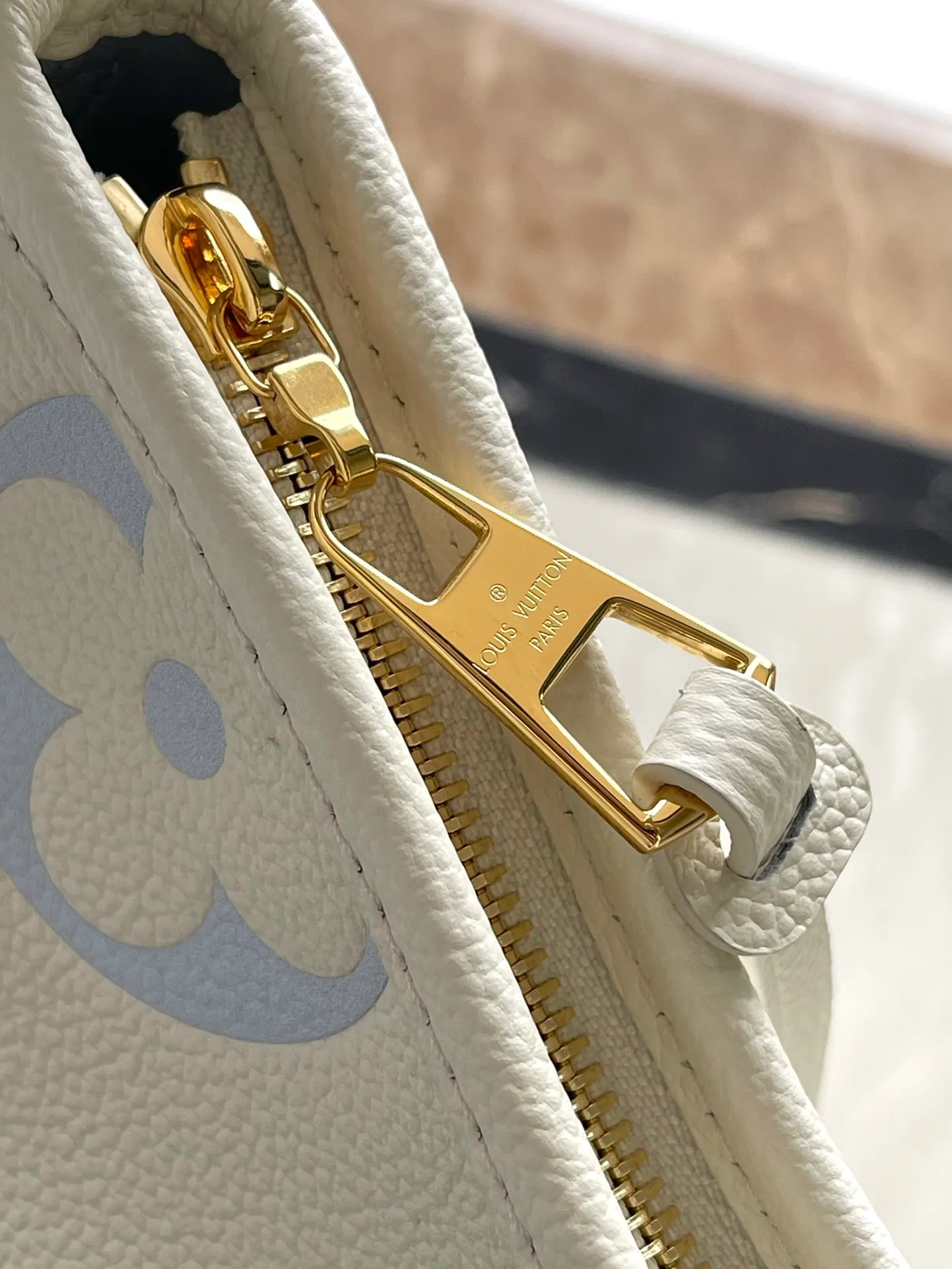 💰1300 (top-grain leather) top-quality original M46288 blue silk screen printing details. The CarryAll small handbag is made of Monogram Empreinte embossed leather. It has a generous configuration and a neat inner layer. The large inner bag adds functional elements. Comes with a Monogram embossed zipper clutch secured by a leather strap. A personal companion for urban life. Dimensions 29 x 24 x 12 cm (length x height x width)