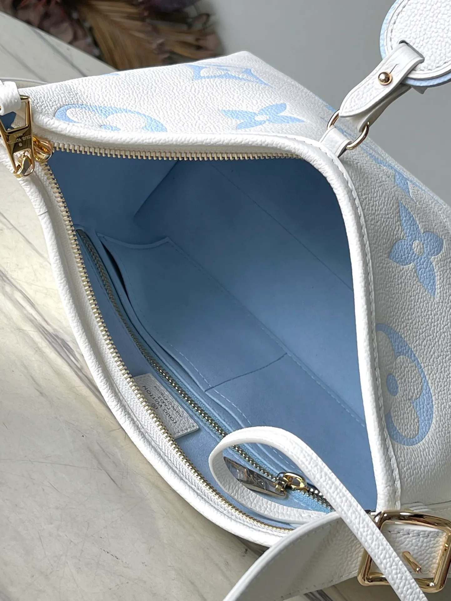💰1300 (top-grain leather) top-quality original M46288 blue silk screen printing details. The CarryAll small handbag is made of Monogram Empreinte embossed leather. It has a generous configuration and a neat inner layer. The large inner bag adds functional elements. Comes with a Monogram embossed zipper clutch secured by a leather strap. A personal companion for urban life. Dimensions 29 x 24 x 12 cm (length x height x width)