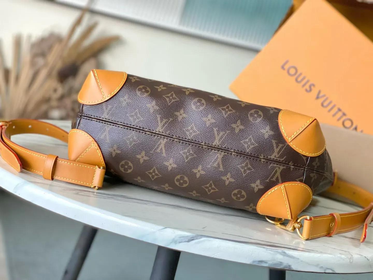 💰2200 Top original order M25989 This Steamer 30 handbag is made by Pharrel Williams and has an elegant design with Monogram canvas. The double outer pockets on the front highlight the workwear style, and the detachable shoulder strap and flap make it easy to carry cross-body, shoulder, hand or backpack. Dimensions: 33 × 32 × 14 cm