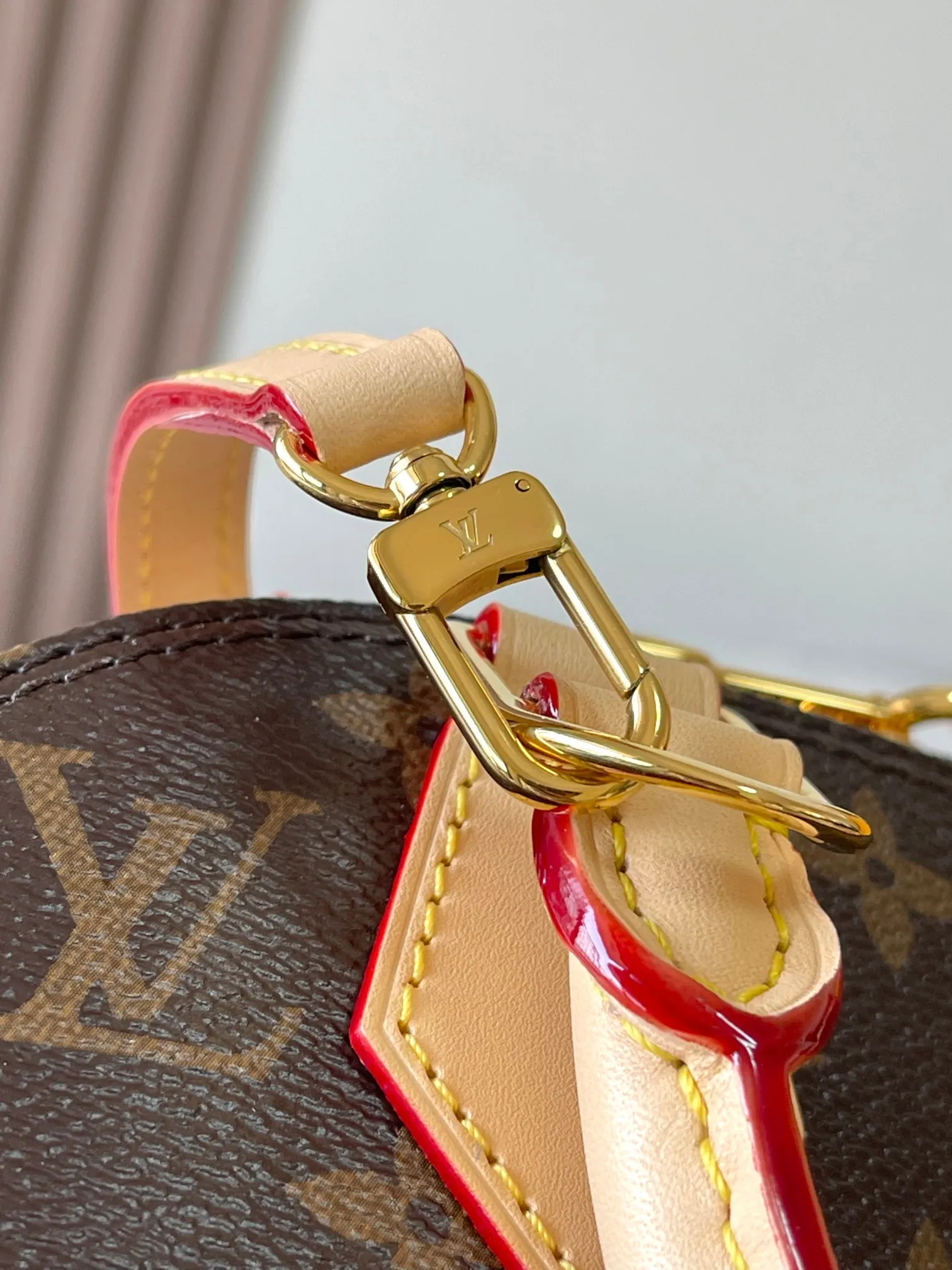 p2100 [Special grade MB original leather] ALMA BB handbag Model: M53152 Material: All-steel hardware, imported high-elastic fabric Packaging: Full set of premium duty-free MB packaging Dimensions: 23.5 x 17.5 x 11.5 cm