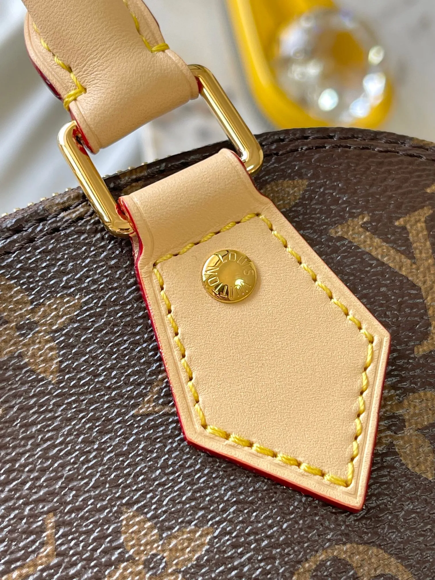 p2100 [Special grade MB original leather] ALMA BB handbag Model: M53152 Material: All-steel hardware, imported high-elastic fabric Packaging: Full set of premium duty-free MB packaging Dimensions: 23.5 x 17.5 x 11.5 cm