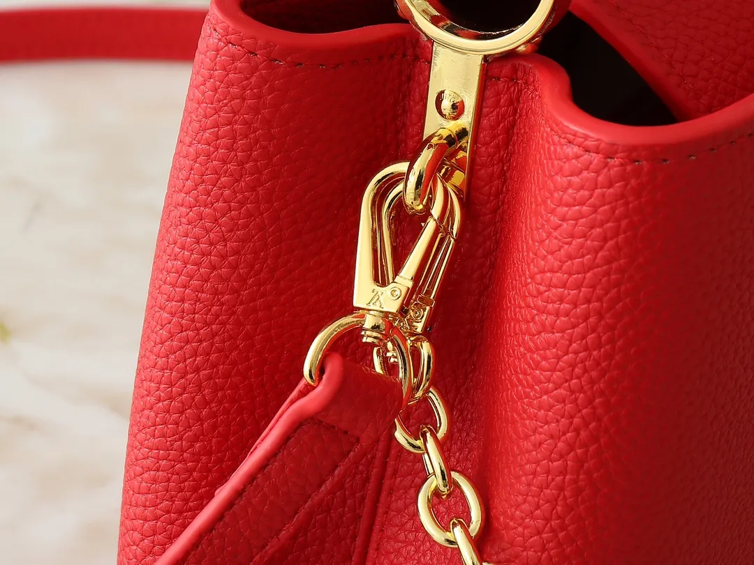 💰400💰Guangzhou goods Upgraded original M00014 M00013 M00015 [New size] This Capucines new size handbag shows soft beauty: Taurillon leather bag body with light-colored flap and top handle, enamel Monogram flower chain can also achieve a shoulder-carrying experience. Wear the slim leather strap to explore more styling possibilities. Dimensions 27 x 17.3 x 9 cm (length x height x width)