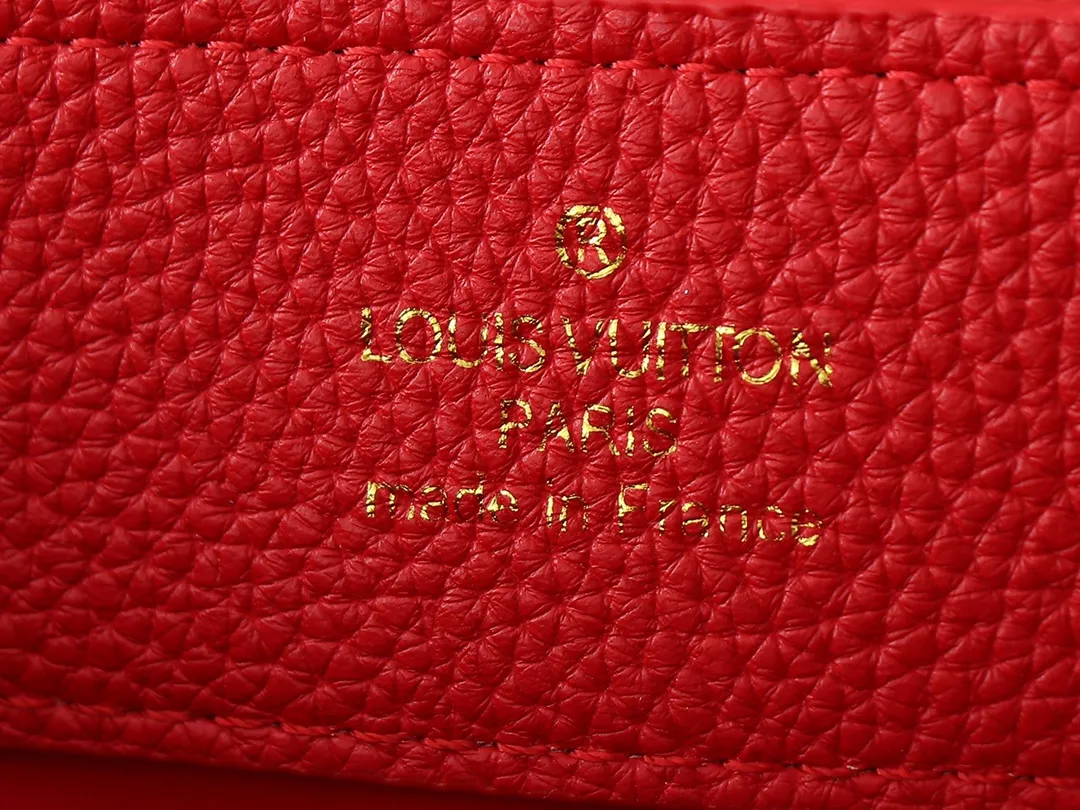💰400💰Guangzhou goods Upgraded original M00014 M00013 M00015 [New size] This Capucines new size handbag shows soft beauty: Taurillon leather bag body with light-colored flap and top handle, enamel Monogram flower chain can also achieve a shoulder-carrying experience. Wear the slim leather strap to explore more styling possibilities. Dimensions 27 x 17.3 x 9 cm (length x height x width)