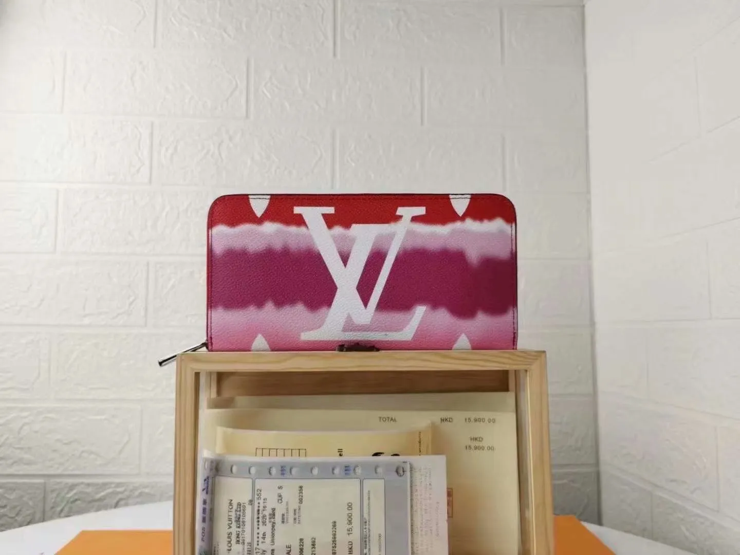 P130M69110 LV ESCALE ZIPPY WALLET Louis Vuitton’s classic Zippy wallet gets a new look in the LV Escale leather goods and accessories collection for the summer of 2020. The tie-dye effect of Monogram Giant canvas conveys the beauty of traditional Japanese tie-dyeing technology, and the zipper design securely protects pockets, compartments and card slots. Detailed features, 19.5x 10.5x 2.5 cm (LxHxW) Monogram coated canvas Cowhide lining Metal hardware, zipper closure, large accordion compartment, open bill compartment, zippered coin pocket, internal patch pocket, card slot.