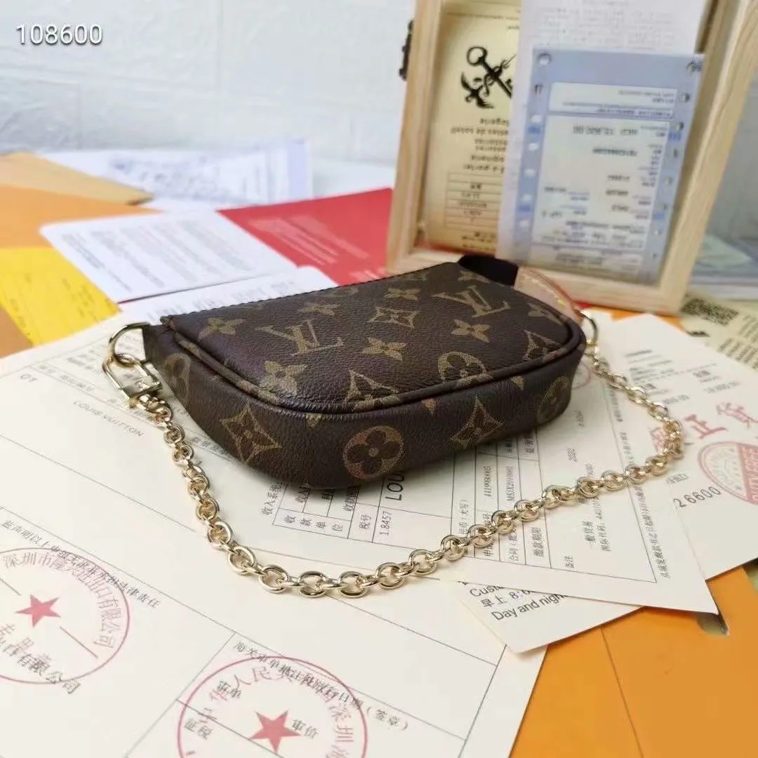 P130N58009 white grid [actual photo, original packaging] MINI POCHETTE ACCESSORIES small handbag. This accessory bag opens with a zipper and comes with a gold chain that can be attached to the D-ring on most Louis Vuitton handbags. Size: 12*9*2Cm