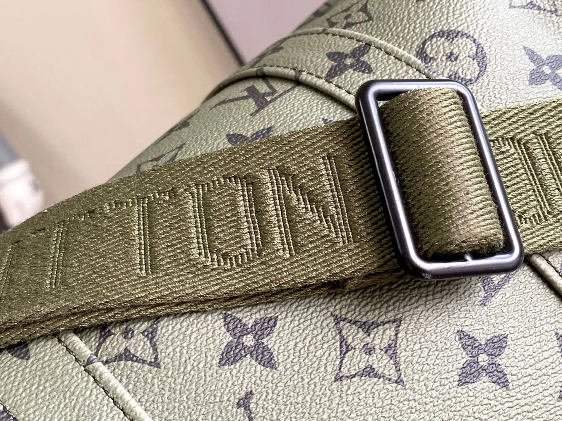 💰1220 (first-grain leather) top original Louis Vuitton classic Keepall 45 size travel bag, model number 23963, dip-dyed in pastel colors like the rising sun, welcoming the 2022 spring with vitality. Monogram canvas has a soft sheen and is large enough for carry-on luggage without sacrificing storage space. Detailed features 45 x 27 x 20 cm (Length x Height x Width) Monogram coated canvas Cow leather trim Textile lining Metal hardware Zip closure Large main compartment Internal zip pocket Removable name tag Carry-on baggage dimensions Shoulder straps: removable, adjustable Strap half-length: 36.0 cm Strap half-length adjustable to: 45 cm Handles: Double handles