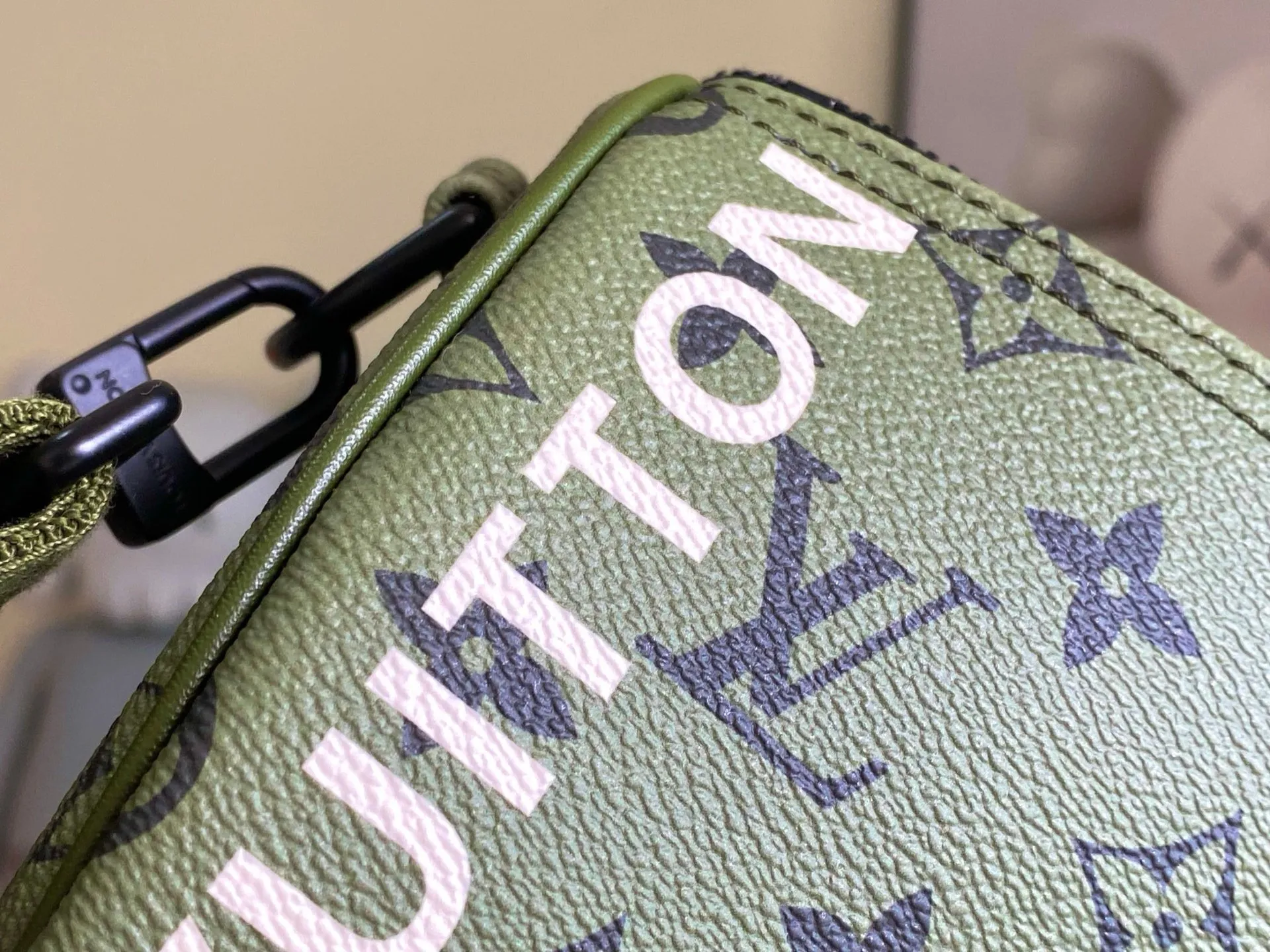 💰1220 (first-grain leather) top original Louis Vuitton classic Keepall 45 size travel bag, model number 23963, dip-dyed in pastel colors like the rising sun, welcoming the 2022 spring with vitality. Monogram canvas has a soft sheen and is large enough for carry-on luggage without sacrificing storage space. Detailed features 45 x 27 x 20 cm (Length x Height x Width) Monogram coated canvas Cow leather trim Textile lining Metal hardware Zip closure Large main compartment Internal zip pocket Removable name tag Carry-on baggage dimensions Shoulder straps: removable, adjustable Strap half-length: 36.0 cm Strap half-length adjustable to: 45 cm Handles: Double handles