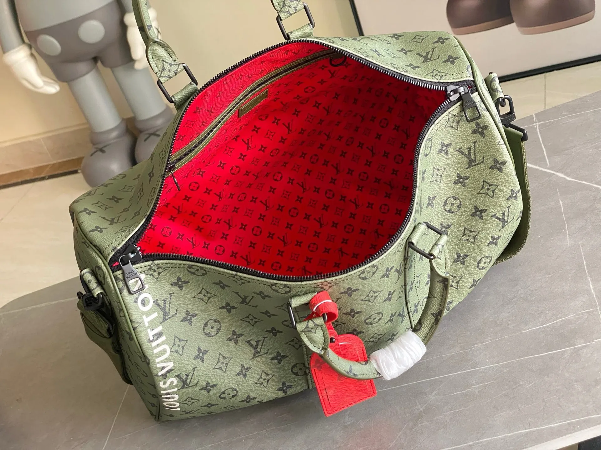 💰1220 (first-grain leather) top original Louis Vuitton classic Keepall 45 size travel bag, model number 23963, dip-dyed in pastel colors like the rising sun, welcoming the 2022 spring with vitality. Monogram canvas has a soft sheen and is large enough for carry-on luggage without sacrificing storage space. Detailed features 45 x 27 x 20 cm (Length x Height x Width) Monogram coated canvas Cow leather trim Textile lining Metal hardware Zip closure Large main compartment Internal zip pocket Removable name tag Carry-on baggage dimensions Shoulder straps: removable, adjustable Strap half-length: 36.0 cm Strap half-length adjustable to: 45 cm Handles: Double handles