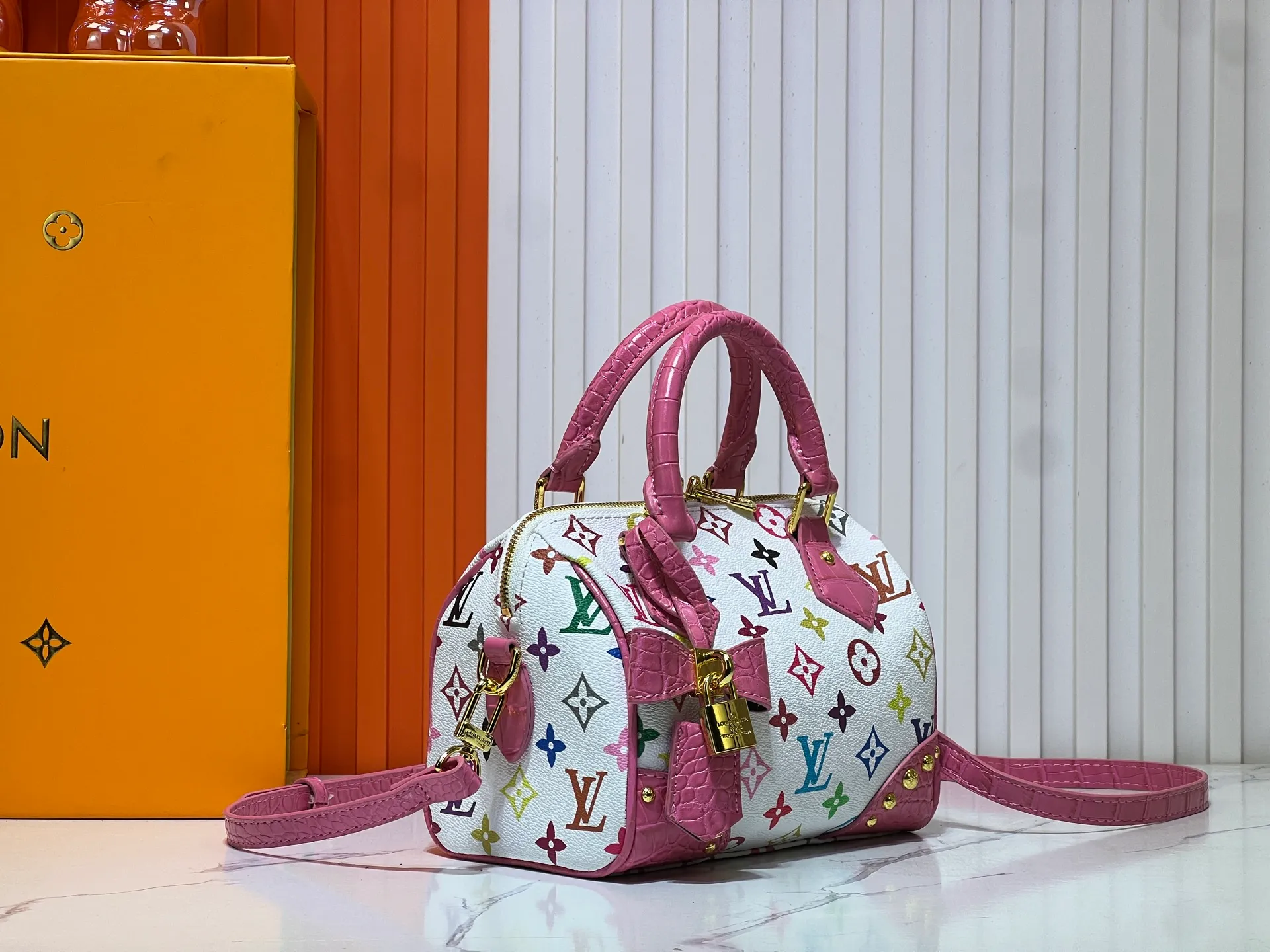 Batch 280💰Upgraded original crocodile pattern M13365 M58953 M46234 M46222 Speedy Bandoulière 20 handbag is made of soft coated canvas, and the full-length Monogram pattern is traced in colorful rainbow tones, highlighting the smart style of the Louis Vuitton x Murakami reissue series. The Toron handle and detachable shoulder strap are constructed of cow leather, the metal corners recall classic luggage elements, and the bow-shaped key bag and padlock add brand touches. Dimensions: 20.5 x 13.5 x 12.0 cm (length x height x width)