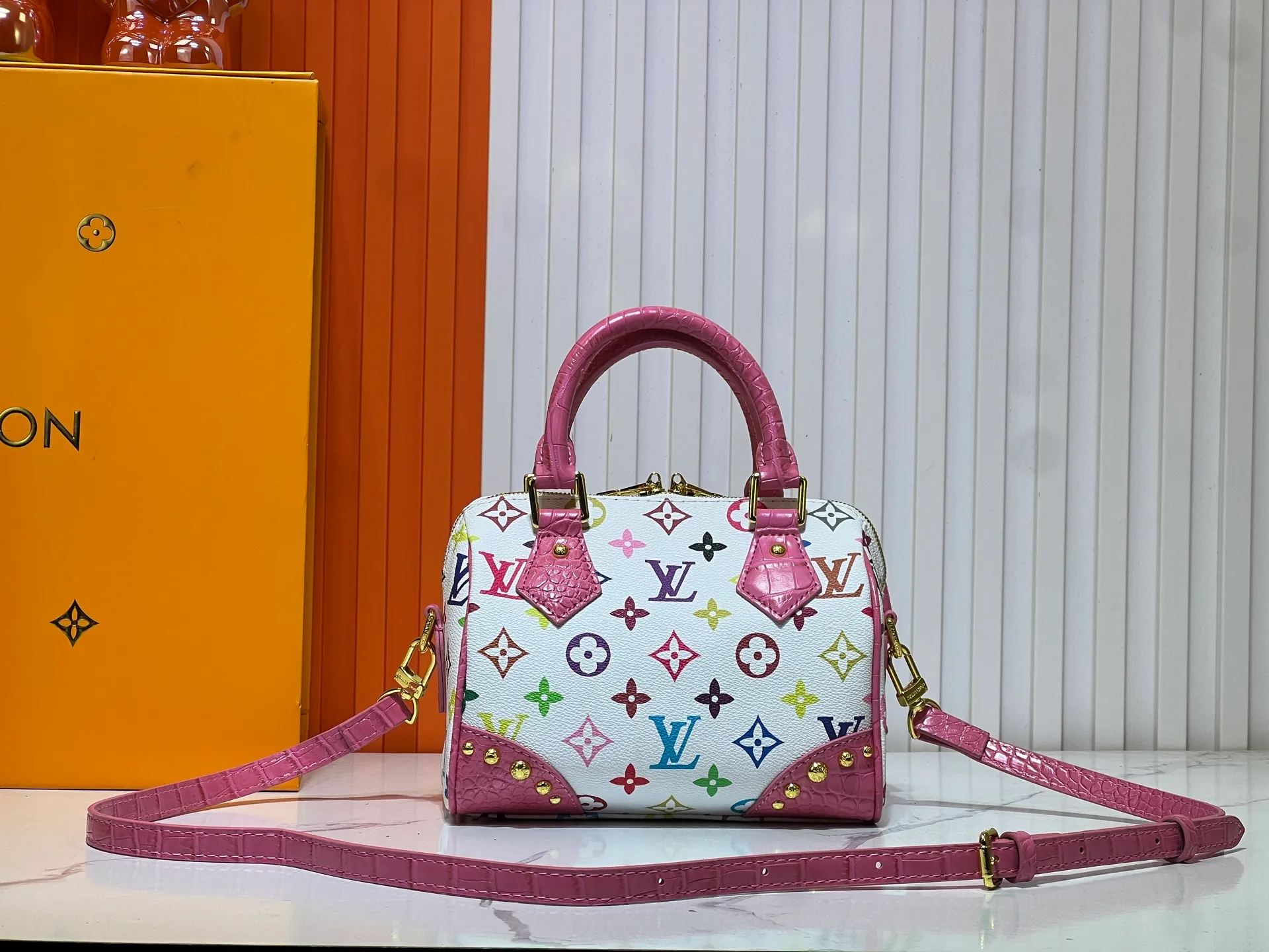 Batch 280💰Upgraded original crocodile pattern M13365 M58953 M46234 M46222 Speedy Bandoulière 20 handbag is made of soft coated canvas, and the full-length Monogram pattern is traced in colorful rainbow tones, highlighting the smart style of the Louis Vuitton x Murakami reissue series. The Toron handle and detachable shoulder strap are constructed of cow leather, the metal corners recall classic luggage elements, and the bow-shaped key bag and padlock add brand touches. Dimensions: 20.5 x 13.5 x 12.0 cm (length x height x width)
