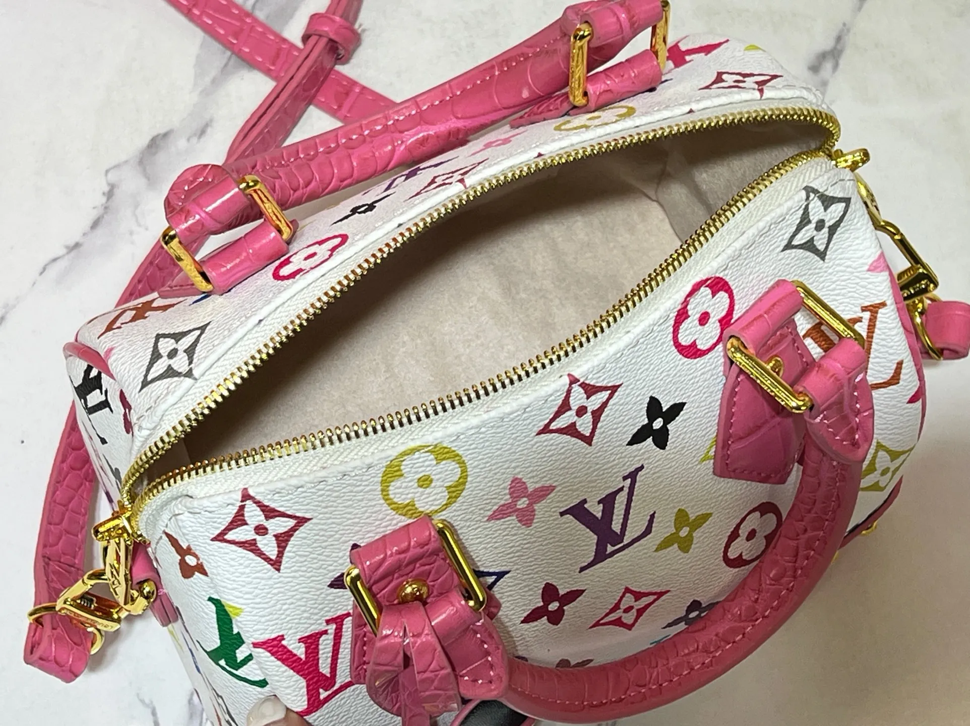 Batch 280💰Upgraded original crocodile pattern M13365 M58953 M46234 M46222 Speedy Bandoulière 20 handbag is made of soft coated canvas, and the full-length Monogram pattern is traced in colorful rainbow tones, highlighting the smart style of the Louis Vuitton x Murakami reissue series. The Toron handle and detachable shoulder strap are constructed of cow leather, the metal corners recall classic luggage elements, and the bow-shaped key bag and padlock add brand touches. Dimensions: 20.5 x 13.5 x 12.0 cm (length x height x width)