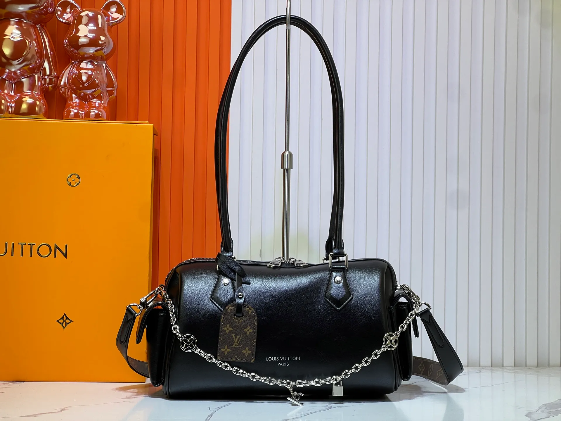 Batch 300💰Upgraded original M12934 M12965 This Speedy Cargo handbag comes from the LV Vibe series, renewing the classic design of the 1930s with avant-garde touches. The glossy sheepskin body is embellished with a Monogram address plate, paying tribute to the brand's long trunk-making heritage. Plenty of space to easily store your daily needs, and the detachable leather shoulder strap allows for a variety of carrying methods. Dimensions: 28 x 17 x 12 cm (LxHxW)