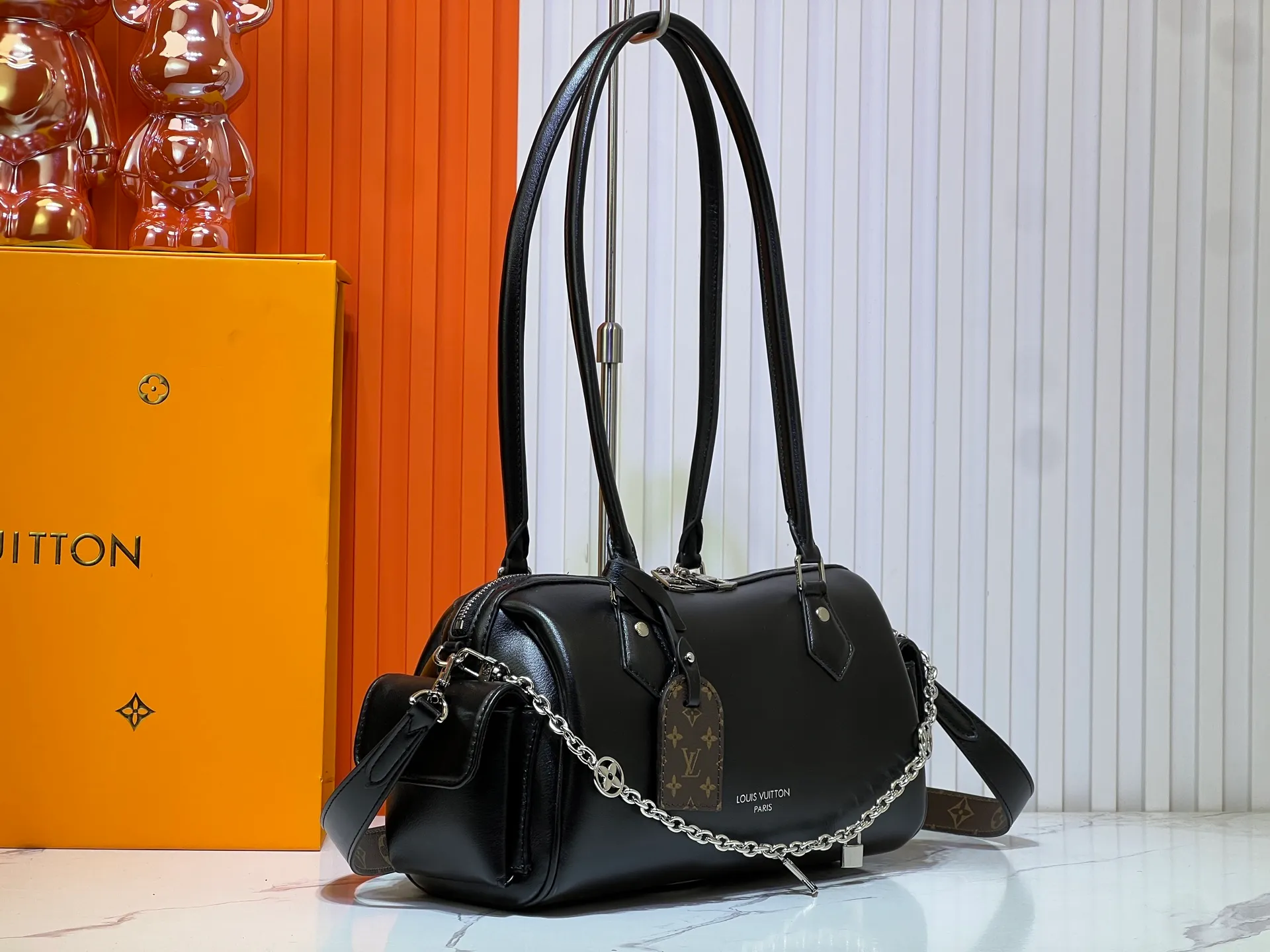 Batch 300💰Upgraded original M12934 M12965 This Speedy Cargo handbag comes from the LV Vibe series, renewing the classic design of the 1930s with avant-garde touches. The glossy sheepskin body is embellished with a Monogram address plate, paying tribute to the brand's long trunk-making heritage. Plenty of space to easily store your daily needs, and the detachable leather shoulder strap allows for a variety of carrying methods. Dimensions: 28 x 17 x 12 cm (LxHxW)