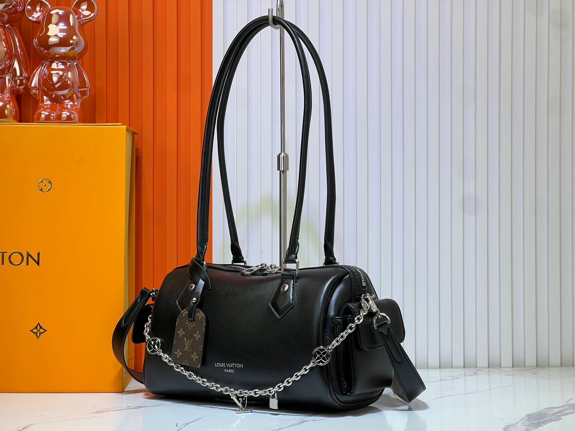 Batch 300💰Upgraded original M12934 M12965 This Speedy Cargo handbag comes from the LV Vibe series, renewing the classic design of the 1930s with avant-garde touches. The glossy sheepskin body is embellished with a Monogram address plate, paying tribute to the brand's long trunk-making heritage. Plenty of space to easily store your daily needs, and the detachable leather shoulder strap allows for a variety of carrying methods. Dimensions: 28 x 17 x 12 cm (LxHxW)