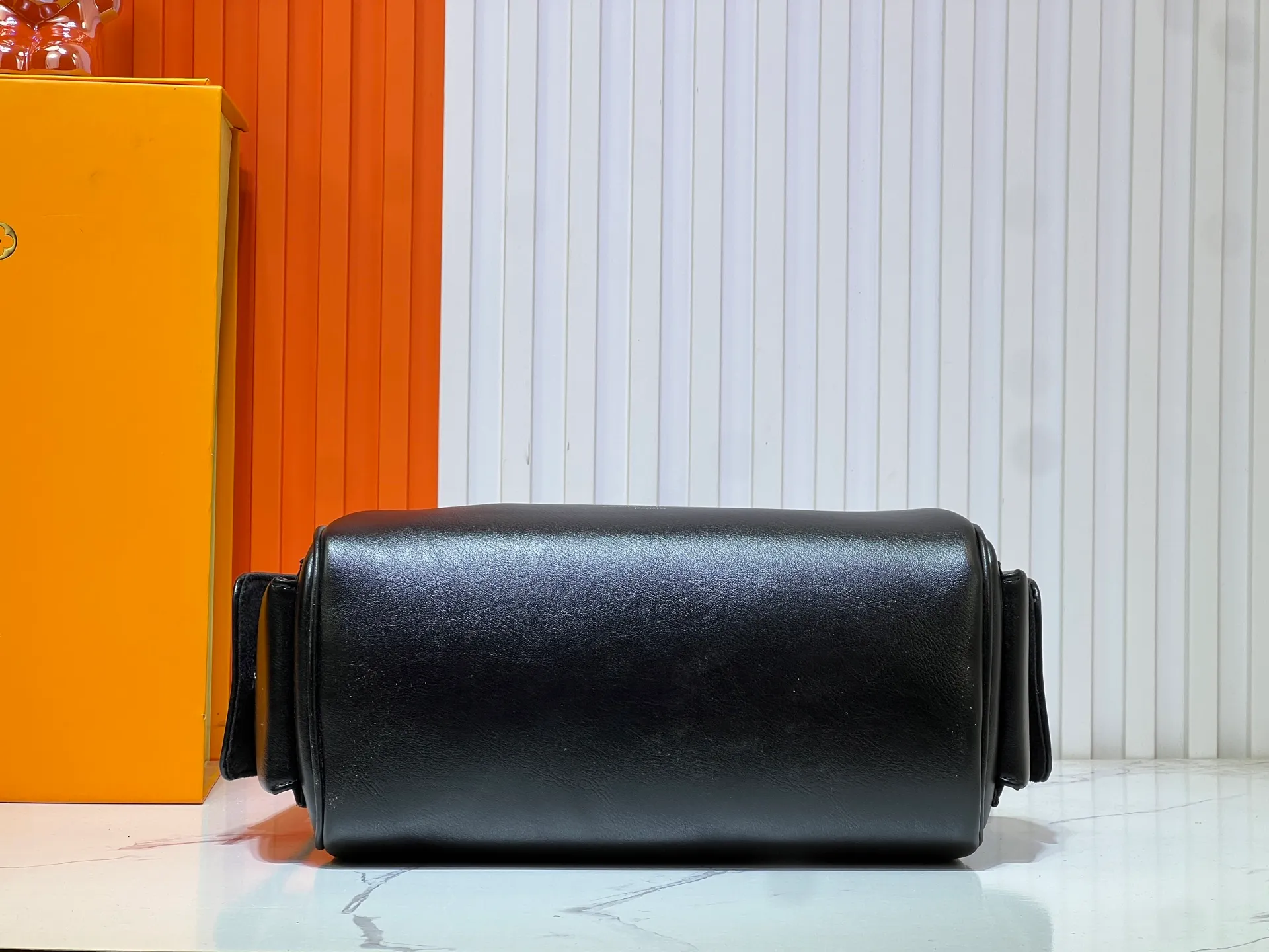 Batch 300💰Upgraded original M12934 M12965 This Speedy Cargo handbag comes from the LV Vibe series, renewing the classic design of the 1930s with avant-garde touches. The glossy sheepskin body is embellished with a Monogram address plate, paying tribute to the brand's long trunk-making heritage. Plenty of space to easily store your daily needs, and the detachable leather shoulder strap allows for a variety of carrying methods. Dimensions: 28 x 17 x 12 cm (LxHxW)