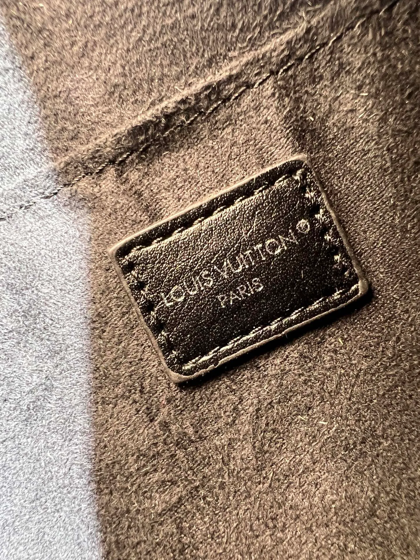 Batch 300💰Upgraded original M12934 M12965 This Speedy Cargo handbag comes from the LV Vibe series, renewing the classic design of the 1930s with avant-garde touches. The glossy sheepskin body is embellished with a Monogram address plate, paying tribute to the brand's long trunk-making heritage. Plenty of space to easily store your daily needs, and the detachable leather shoulder strap allows for a variety of carrying methods. Dimensions: 28 x 17 x 12 cm (LxHxW)