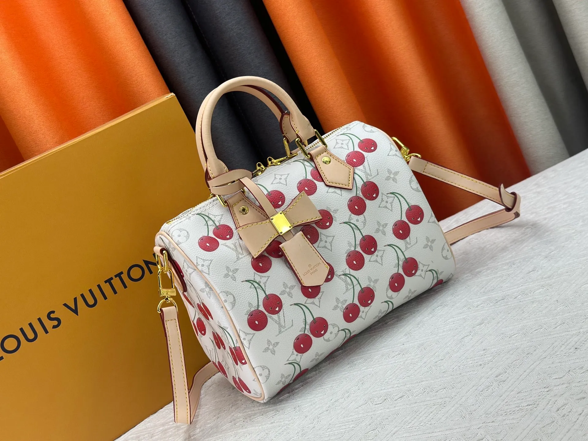 P280 Upgraded original M17088 white flower cherry M13805-M13085-M13257 M13806 40391 40390lv Murakami Takashi co-branded NANOSPEEDY handbag This Nano Speedy handbag combines Monogram canvas and cow leather trim printing, with 33 colorful interpretations of white tricolor and black tricolor. The twelve pieces are popular around the world and are loved by celebrities and celebrities. Dimensions: 25.0 x 19.0 x 15.0 cm