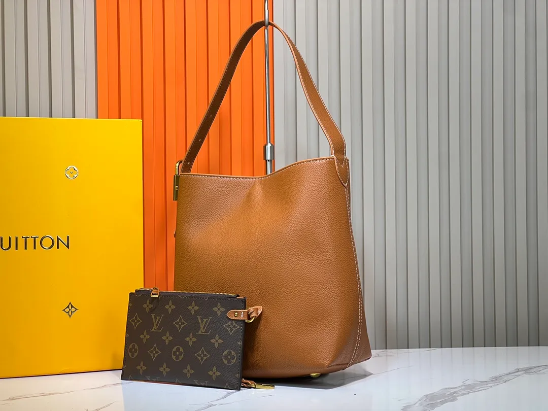 Batch 300💰 Upgraded original (imitation original) M24974 M24856 M25022 M25352 M25353 M25354 This small Low Key Hobo handbag is made of smooth cow leather with suede cow leather lining. It can accommodate short wallets, large smartphones, keys and other small items. The shoulder strap is adjustable with a padlock buckle, and a removable Monogram canvas zippered interior pocket keeps it organized. Dimensions: 24.0 x 28.0 x 16.0 cm (length x height x width)