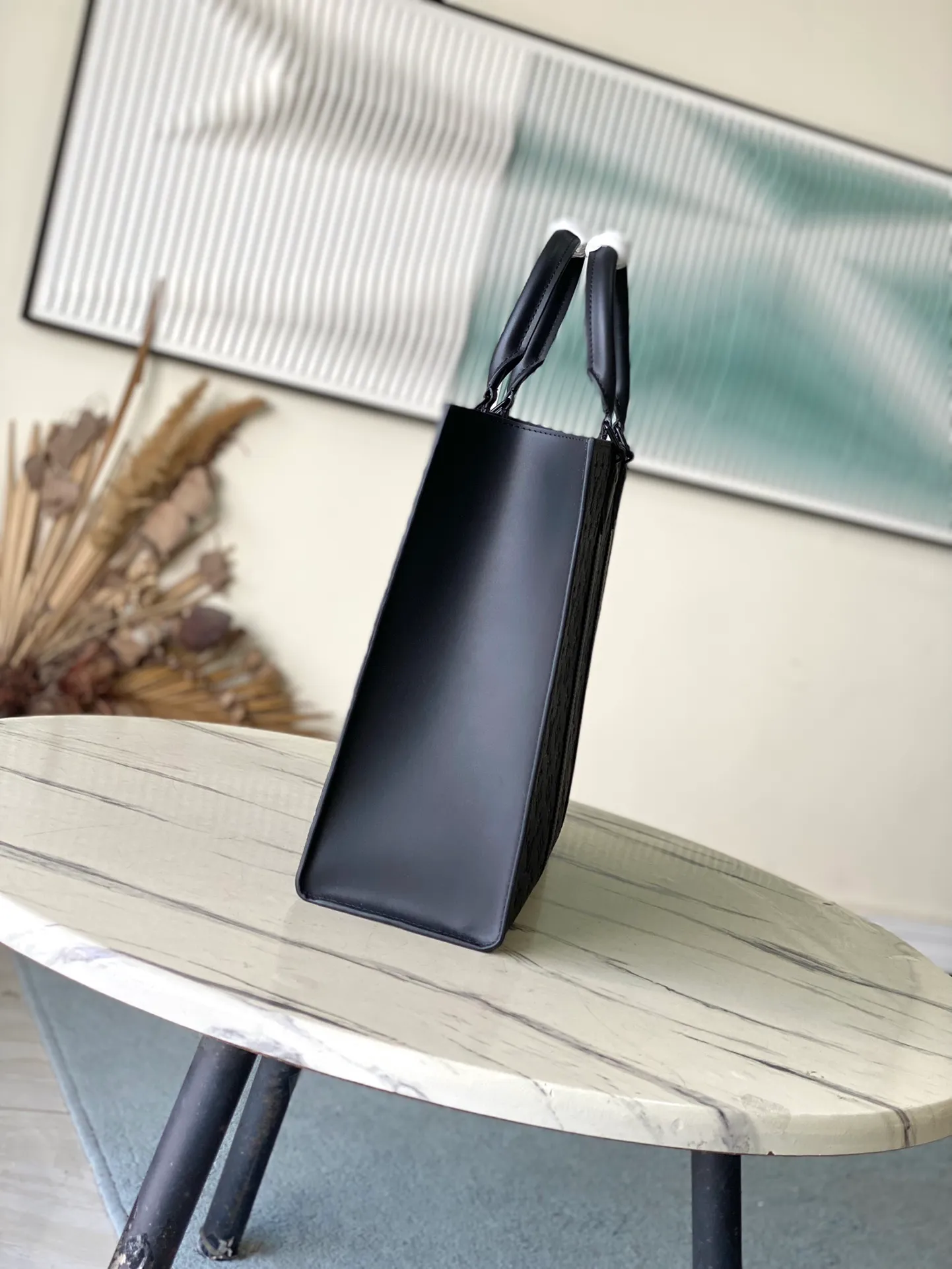 💰1180 (top layer leather) top quality original order M24786 This Sac Plat 24H tote bag is made of Monogram embossed Taurllon cow leather. It has a wide interior space with pockets and zippered inner pockets, which can safely store valuables. The short handle makes it easy to carry, while the long handle makes it easy to carry on the shoulder. Dimensions: 41 × 33 × 14 cm