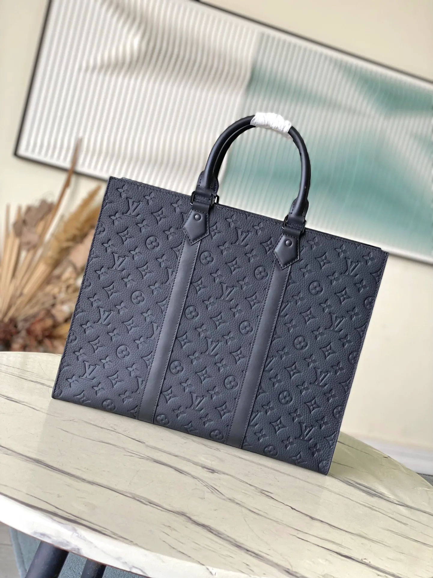 💰1180 (top layer leather) top quality original order M24786 This Sac Plat 24H tote bag is made of Monogram embossed Taurllon cow leather. It has a wide interior space with pockets and zippered inner pockets, which can safely store valuables. The short handle makes it easy to carry, while the long handle makes it easy to carry on the shoulder. Dimensions: 41 × 33 × 14 cm