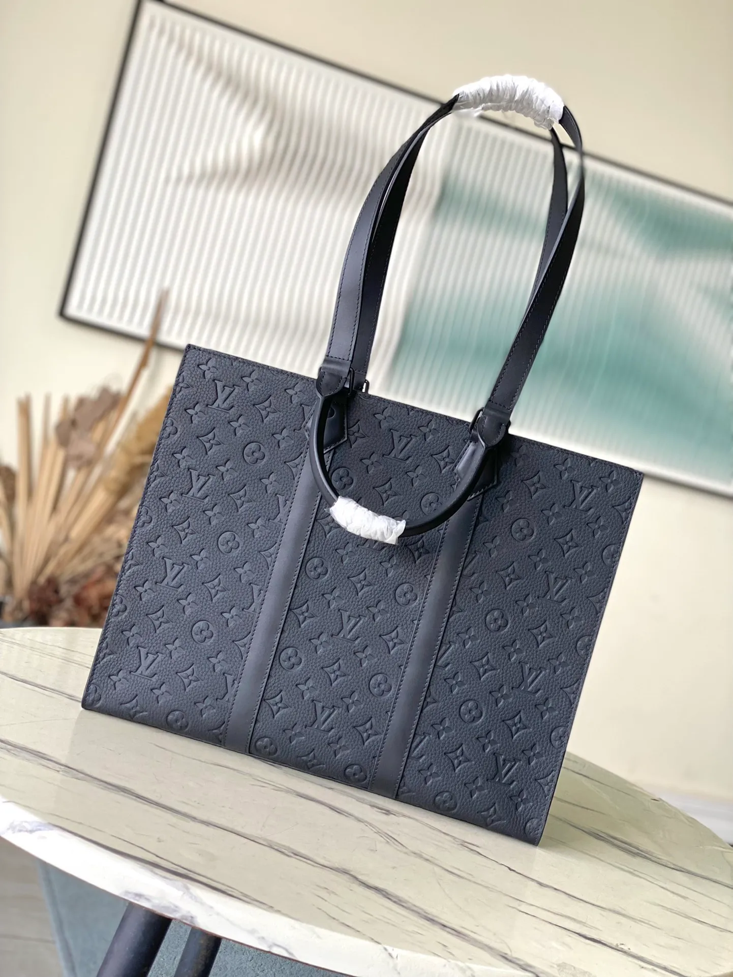 💰1180 (top layer leather) top quality original order M24786 This Sac Plat 24H tote bag is made of Monogram embossed Taurllon cow leather. It has a wide interior space with pockets and zippered inner pockets, which can safely store valuables. The short handle makes it easy to carry, while the long handle makes it easy to carry on the shoulder. Dimensions: 41 × 33 × 14 cm