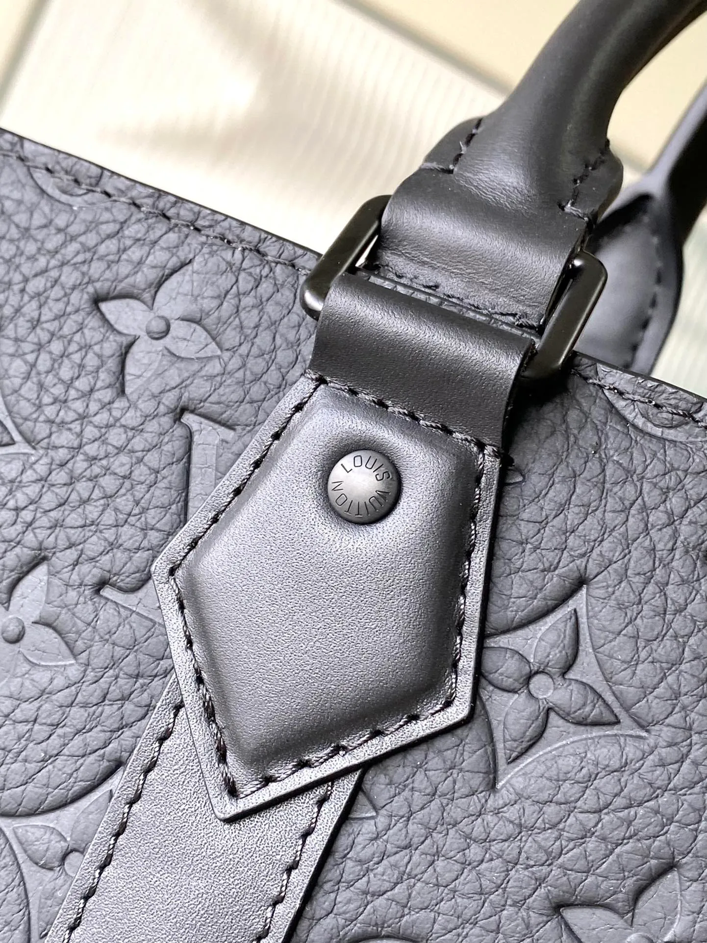 💰1180 (top layer leather) top quality original order M24786 This Sac Plat 24H tote bag is made of Monogram embossed Taurllon cow leather. It has a wide interior space with pockets and zippered inner pockets, which can safely store valuables. The short handle makes it easy to carry, while the long handle makes it easy to carry on the shoulder. Dimensions: 41 × 33 × 14 cm