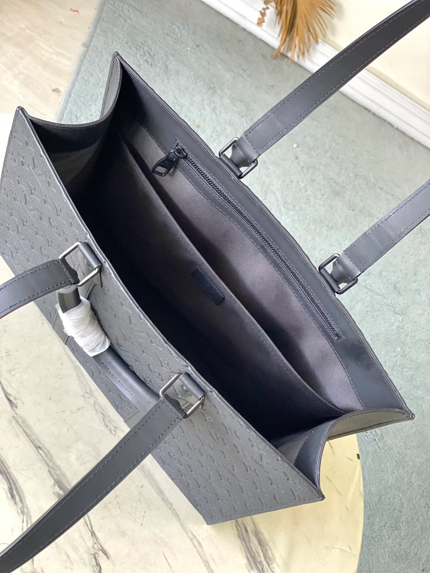 💰1180 (top layer leather) top quality original order M24786 This Sac Plat 24H tote bag is made of Monogram embossed Taurllon cow leather. It has a wide interior space with pockets and zippered inner pockets, which can safely store valuables. The short handle makes it easy to carry, while the long handle makes it easy to carry on the shoulder. Dimensions: 41 × 33 × 14 cm