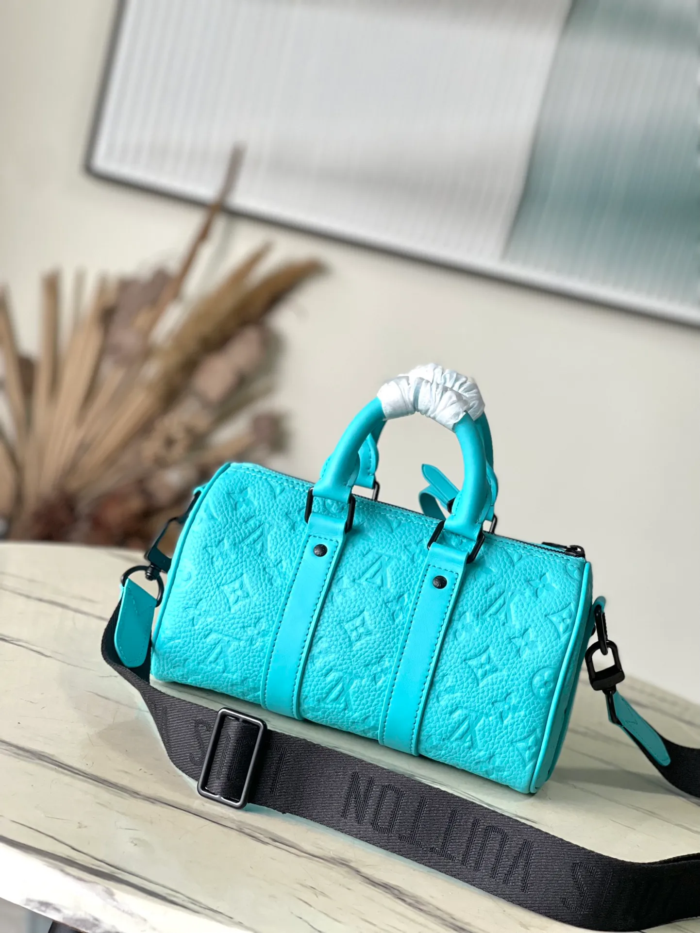 💰1060 (top layer leather) top original order M11996 This Keepall Bandouliere25 handbag is made of fresh Taurillon cow leather, and continues the classic elements of the Keepall series with a detachable nameplate and side straps. The detachable fabric shoulder strap complements metal hardware such as studs and zippers, and the neat interior is equipped with patch pockets for cards and receipts. Dimensions: 25 × 15 × 11 cm