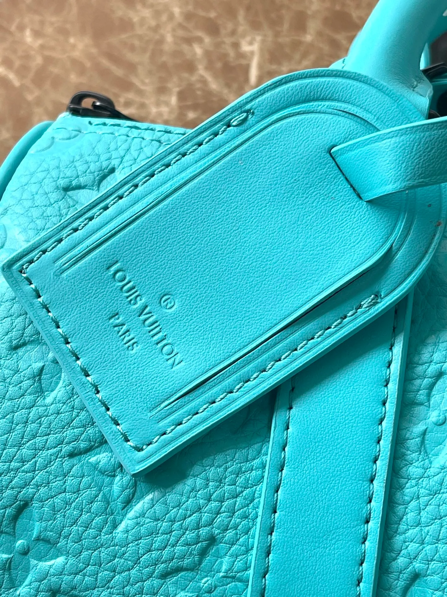 💰1060 (top layer leather) top original order M11996 This Keepall Bandouliere25 handbag is made of fresh Taurillon cow leather, and continues the classic elements of the Keepall series with a detachable nameplate and side straps. The detachable fabric shoulder strap complements metal hardware such as studs and zippers, and the neat interior is equipped with patch pockets for cards and receipts. Dimensions: 25 × 15 × 11 cm