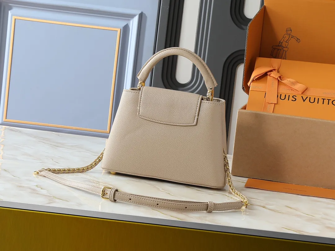 💰400💰Guangzhou goods Upgraded from the original M23083 M23082 This small Capucines handbag incorporates delicate Monogram flowers into the handle, using delicate brushstrokes to present the three-dimensional look of the LV logo, injecting dazzling luster into the soft design. Full-grain Taurillon leather is designed to fit a smartphone, short wallet and other small essentials. Dimensions: 27.0 x 17.3 x 9.0 cm (length x height x width)