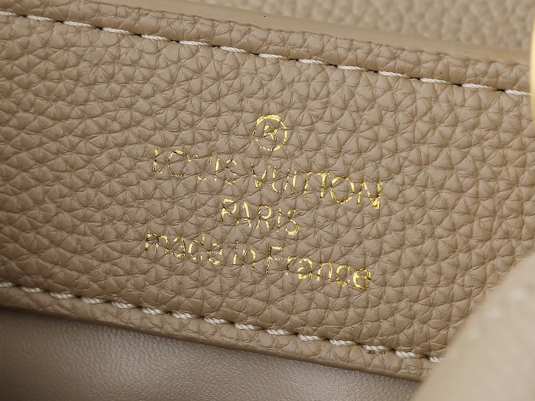 💰400💰Guangzhou goods Upgraded from the original M23083 M23082 This small Capucines handbag incorporates delicate Monogram flowers into the handle, using delicate brushstrokes to present the three-dimensional look of the LV logo, injecting dazzling luster into the soft design. Full-grain Taurillon leather is designed to fit a smartphone, short wallet and other small essentials. Dimensions: 27.0 x 17.3 x 9.0 cm (length x height x width)