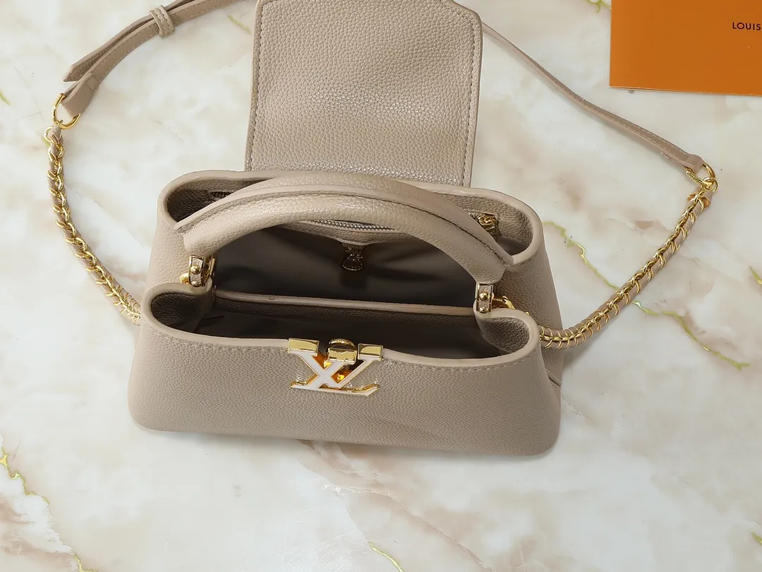 💰400💰Guangzhou goods Upgraded from the original M23083 M23082 This small Capucines handbag incorporates delicate Monogram flowers into the handle, using delicate brushstrokes to present the three-dimensional look of the LV logo, injecting dazzling luster into the soft design. Full-grain Taurillon leather is designed to fit a smartphone, short wallet and other small essentials. Dimensions: 27.0 x 17.3 x 9.0 cm (length x height x width)