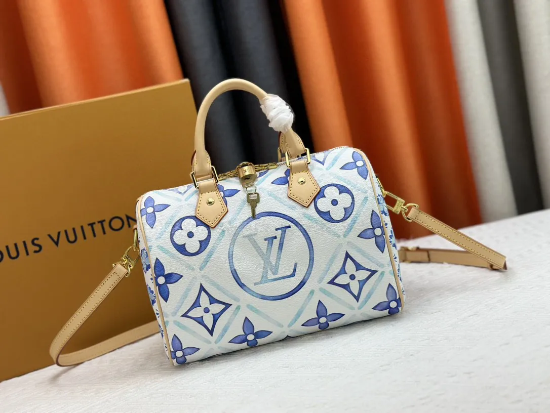 P260 M11264 This Speedy Bandoulière 25 handbag draws inspiration from the Speedy travel bag of the 1930s. It outlines the classic silhouette with Monogram Tiles canvas, giving it a fresh summer atmosphere. The print on the body and lining is reminiscent of Lisbon's beautiful tiles, and the LV Circle logo in the center adds to the brand's signature. 25.0 x 19.0 x 15.0 cm (L x H x W) • Monogram Tiles coated canvas • Cow leather trim • Printed fabric lining • Metal hardware • Double zip closure • Internal slip pocket • Padlock • Holds smartphone, keys, wallet, headphones and iPad Mini • Shoulder strap: removable, adjustable • Half-length strap: 46.5 cm • Half-length adjustable strap: 55.0 cm • Handle: Double handle