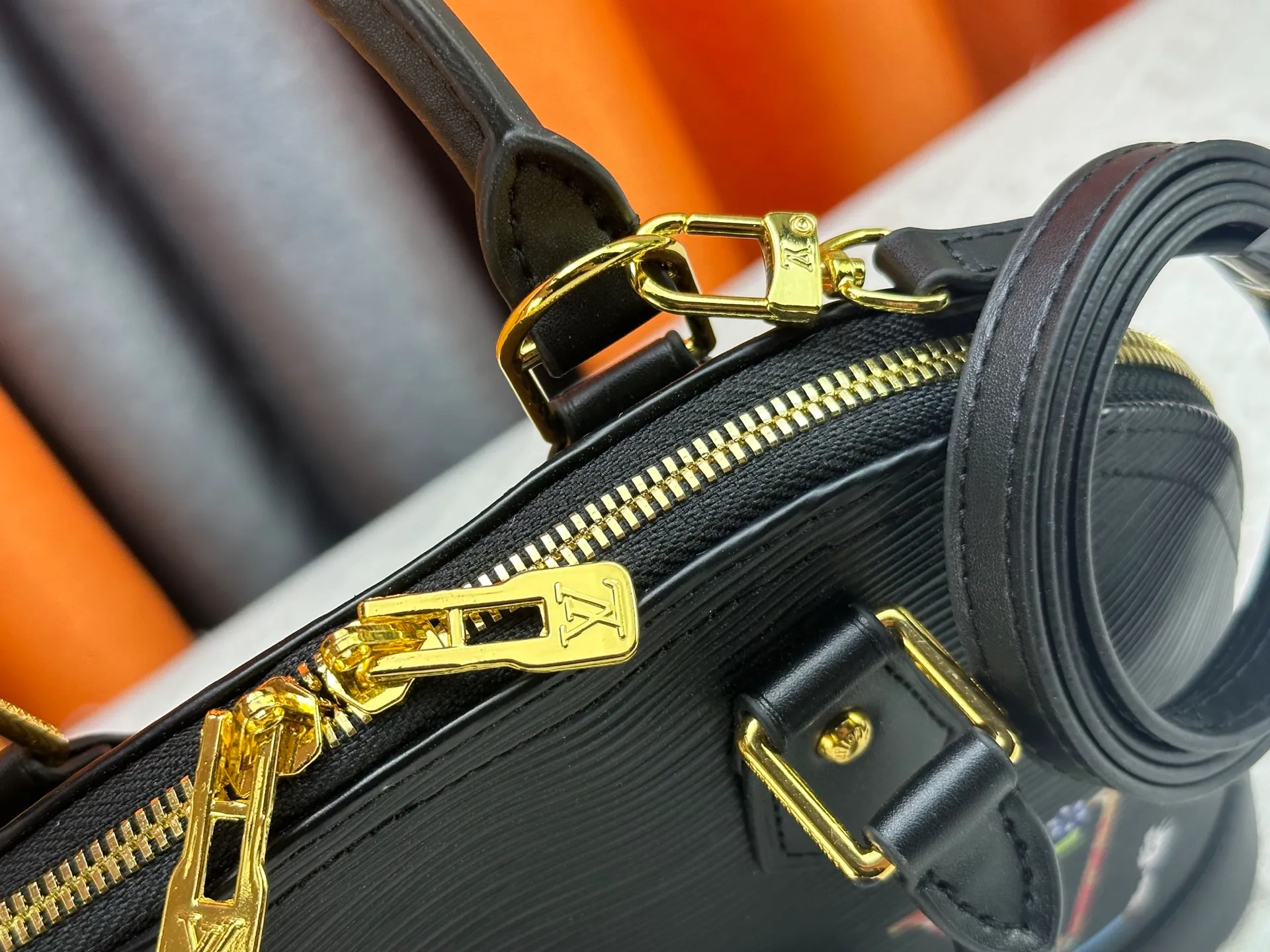 p300 Upgraded original M13670 M14197 M53152 This Alma BB handbag is made of Epi leather and appears in the Louis Vuitton x Murakami reissue series. The smart LV letters on the front reflect the Japanese artist's "ultra-flat" aesthetic, which contrasts with the removable distinctive panda decoration. Top handles, a removable shoulder strap and a dazzling padlock complete the Art Deco design. Dimensions: 23.5 x 17.5 x 11.5 cm (length x height x width)