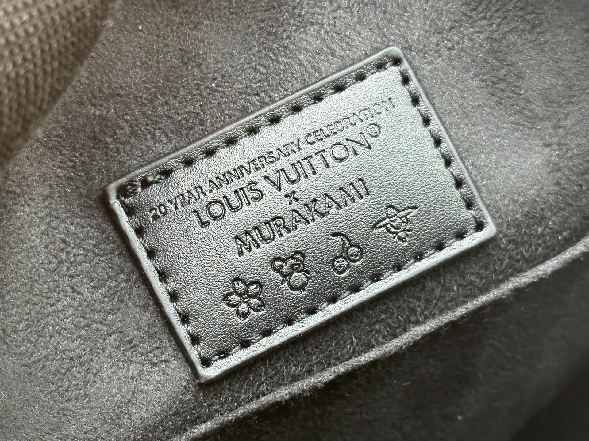 p300 Upgraded original M13670 M14197 M53152 This Alma BB handbag is made of Epi leather and appears in the Louis Vuitton x Murakami reissue series. The smart LV letters on the front reflect the Japanese artist's "ultra-flat" aesthetic, which contrasts with the removable distinctive panda decoration. Top handles, a removable shoulder strap and a dazzling padlock complete the Art Deco design. Dimensions: 23.5 x 17.5 x 11.5 cm (length x height x width)