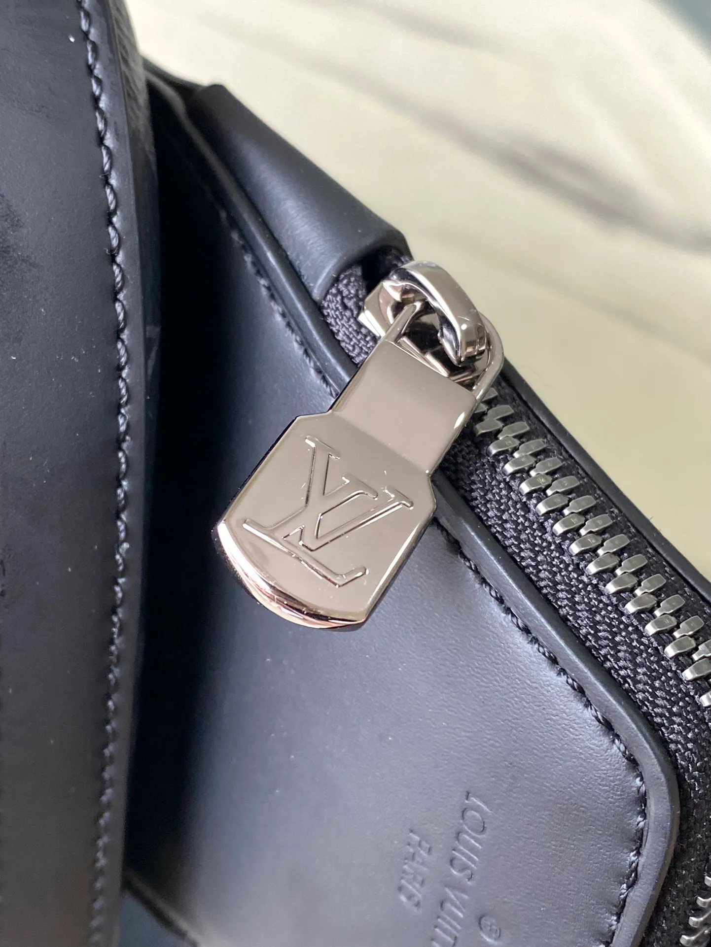💰860 Top original order M47137 This Avenue Jm small shoulder bag is made of Monogram Eclipse coated canvas, with a sophisticated structure to explore the trend of cross-body travel. An interior pocket in the main compartment ensures secure storage, while an exterior zippered pocket provides easy access to frequently used items. There is a triangular zipper pocket where the shoulder strap connects to the handbag. Dimensions: 16 × 33 × 5.7 cm