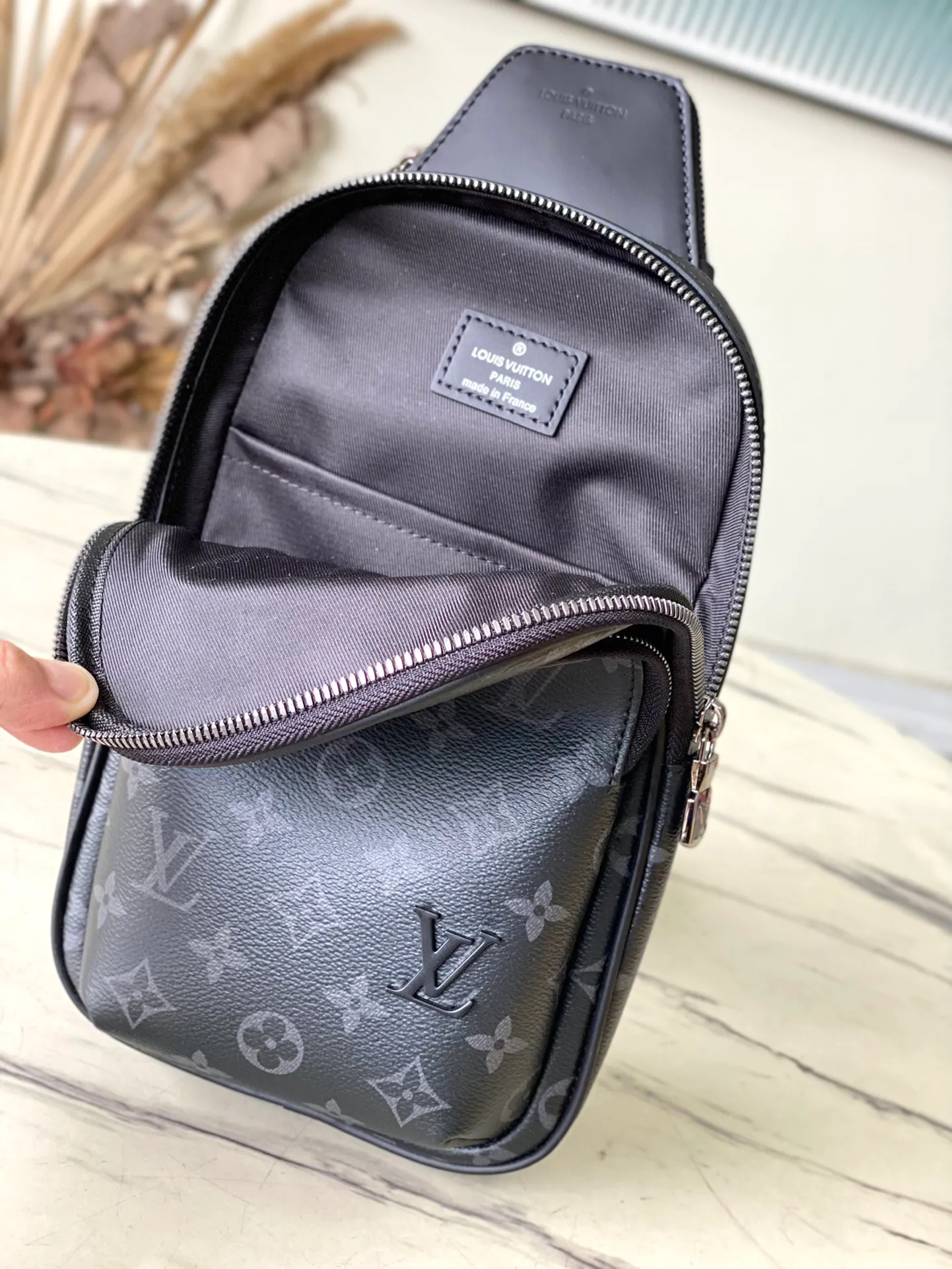 💰860 Top original order M47137 This Avenue Jm small shoulder bag is made of Monogram Eclipse coated canvas, with a sophisticated structure to explore the trend of cross-body travel. An interior pocket in the main compartment ensures secure storage, while an exterior zippered pocket provides easy access to frequently used items. There is a triangular zipper pocket where the shoulder strap connects to the handbag. Dimensions: 16 × 33 × 5.7 cm
