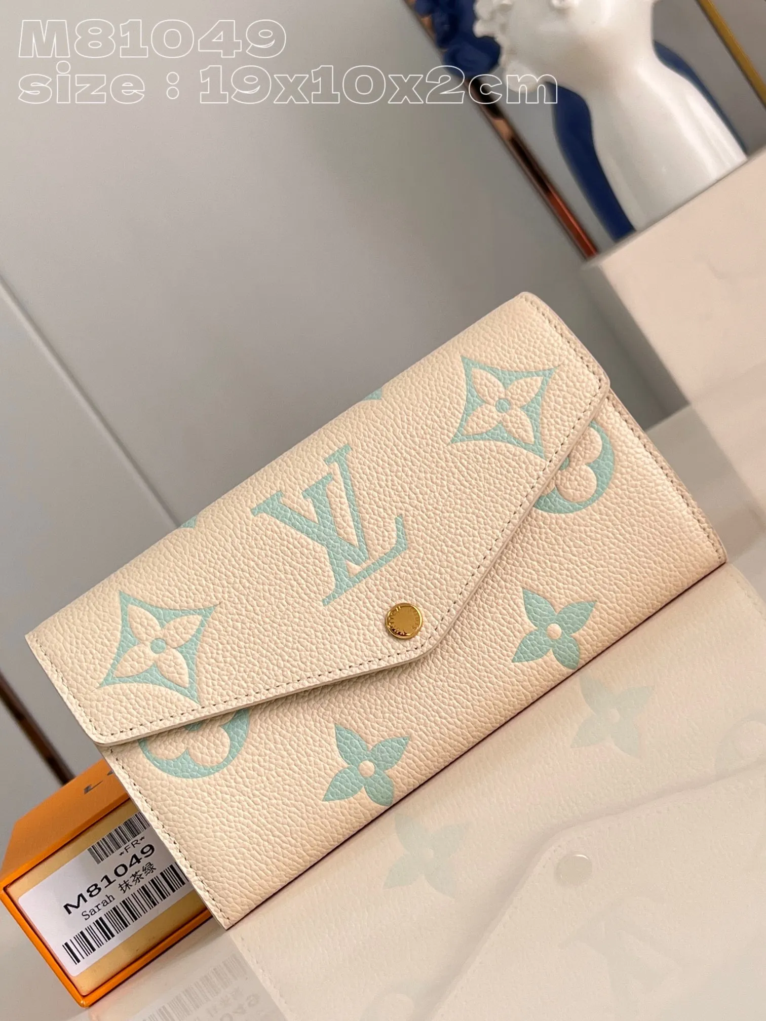 💰160 💎Upgraded from the original version🇫🇷 This Sarah wallet is made of soft Monogram Empreinte grained cow leather embossed with the classic Monogram pattern, with an envelope-style flap to open the credit card compartment and zippered coin pocket. Model: 81049 Matcha green. Dimensions: 19 x 10.5 x 2 cm (length x height x width)