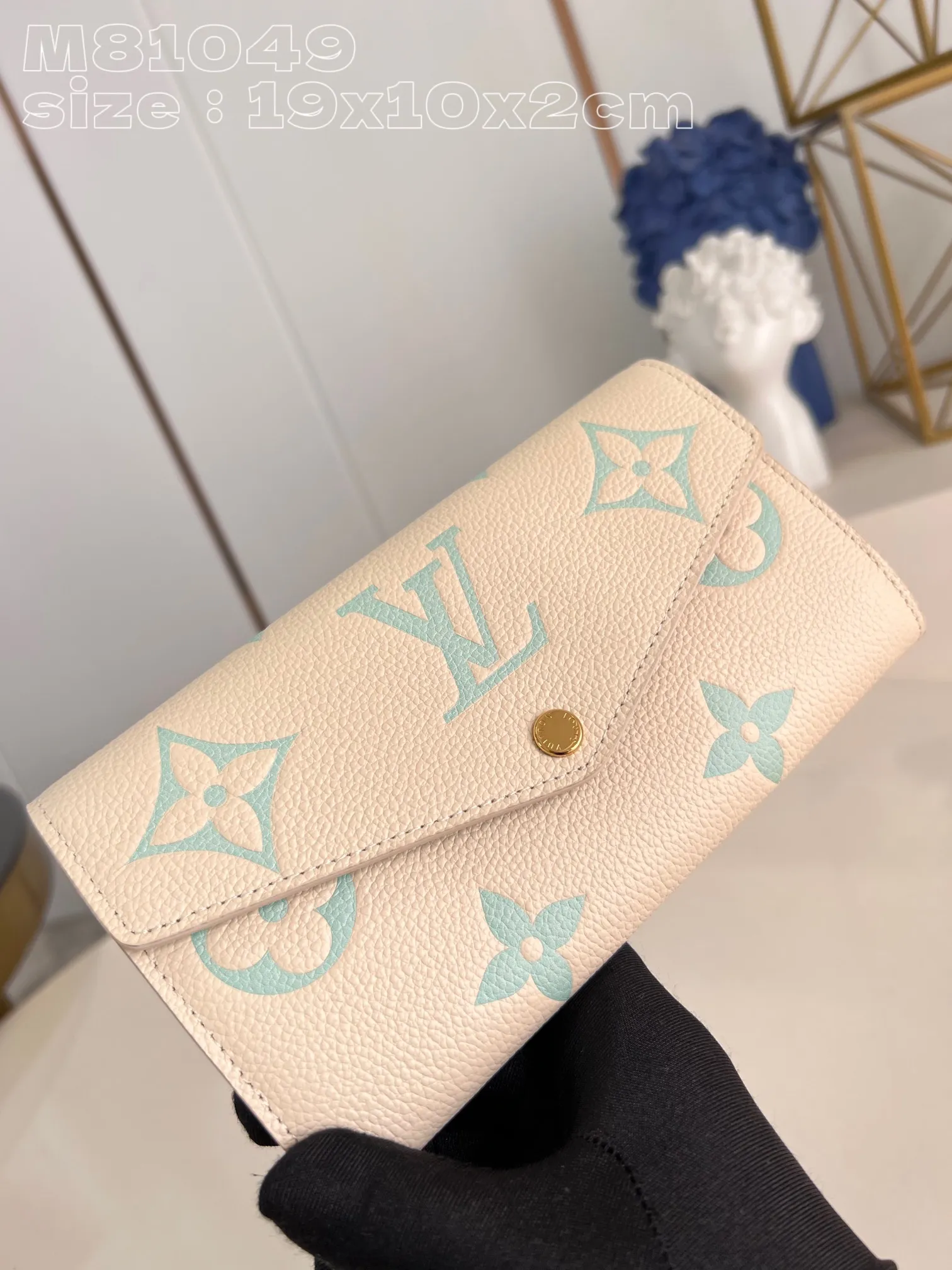💰160 💎Upgraded from the original version🇫🇷 This Sarah wallet is made of soft Monogram Empreinte grained cow leather embossed with the classic Monogram pattern, with an envelope-style flap to open the credit card compartment and zippered coin pocket. Model: 81049 Matcha green. Dimensions: 19 x 10.5 x 2 cm (length x height x width)