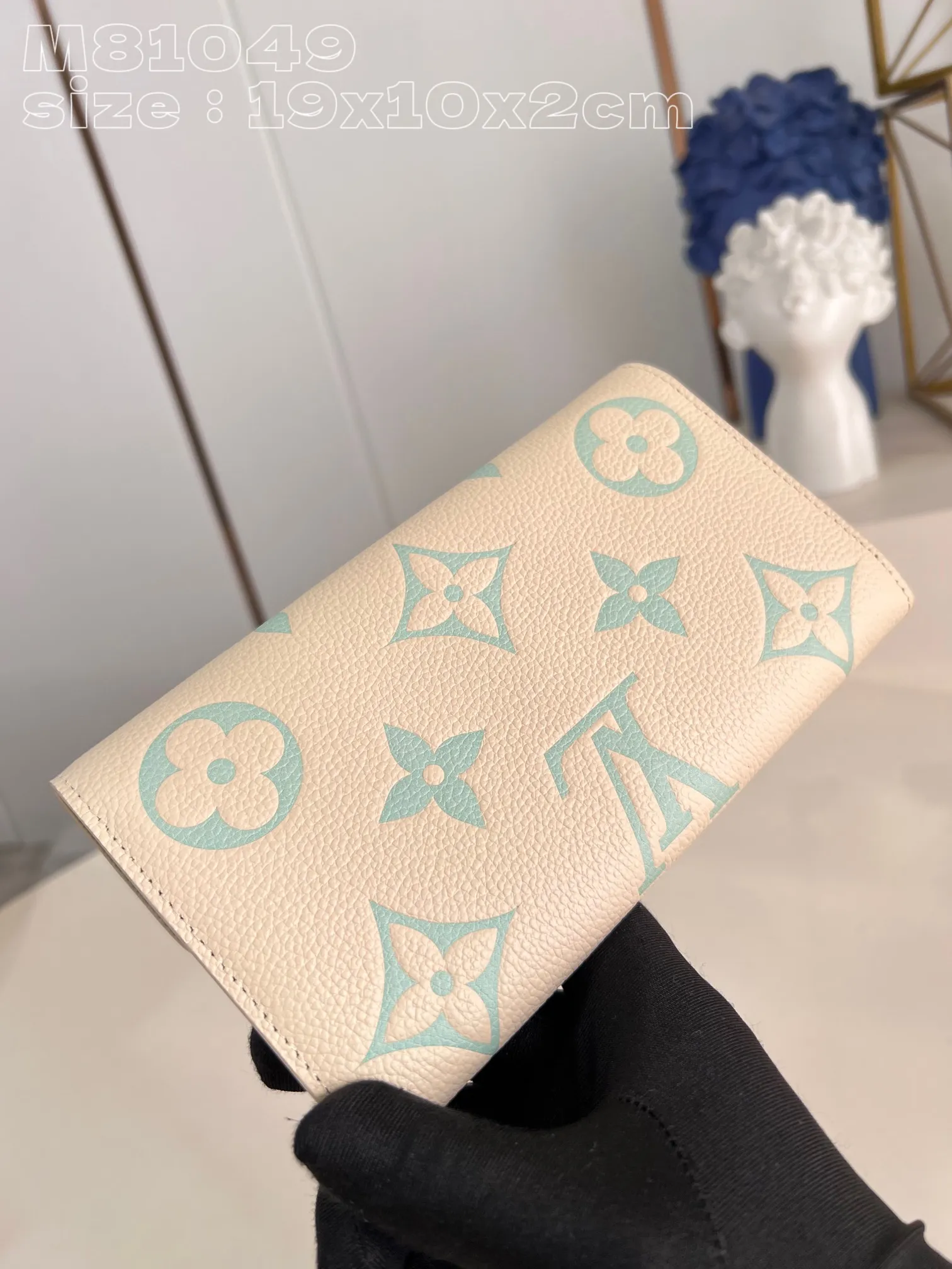 💰160 💎Upgraded from the original version🇫🇷 This Sarah wallet is made of soft Monogram Empreinte grained cow leather embossed with the classic Monogram pattern, with an envelope-style flap to open the credit card compartment and zippered coin pocket. Model: 81049 Matcha green. Dimensions: 19 x 10.5 x 2 cm (length x height x width)