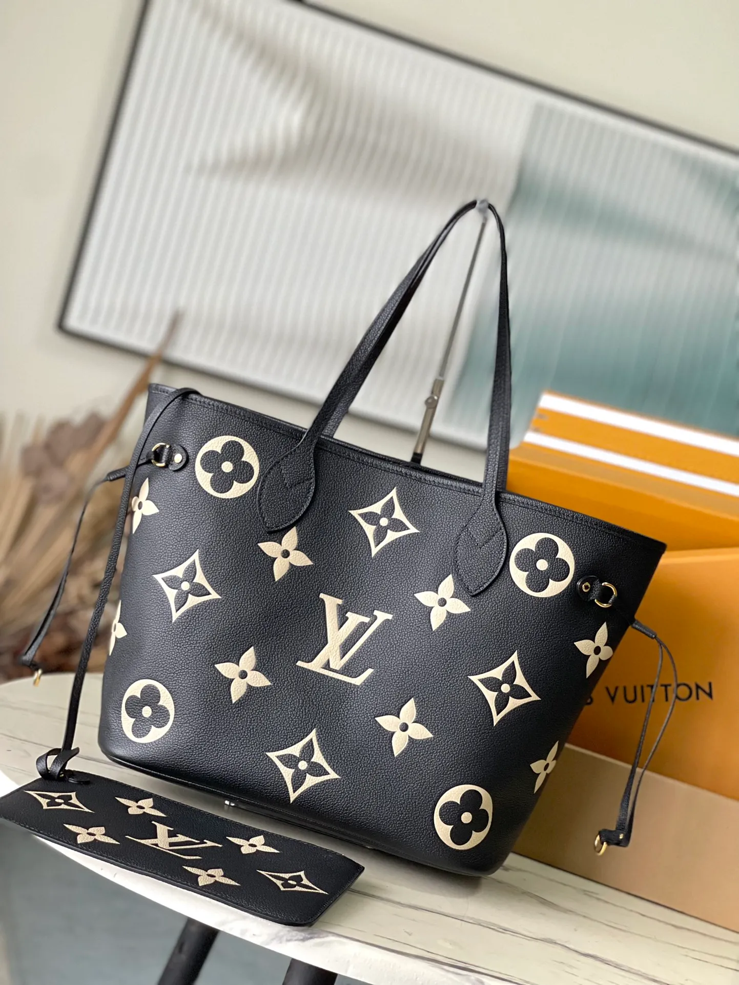 💰1180 (top layer leather) Top quality original M58907 This Neverfull medium handbag uses embossing and printing processes to depict the Monogram pattern on the cow leather. Tighten the side straps and the tote instantly transforms into an elegant urban handbag; the long handle makes it easy to carry over the shoulder or elbow. Dimensions: 31 x 28 x 14 cm